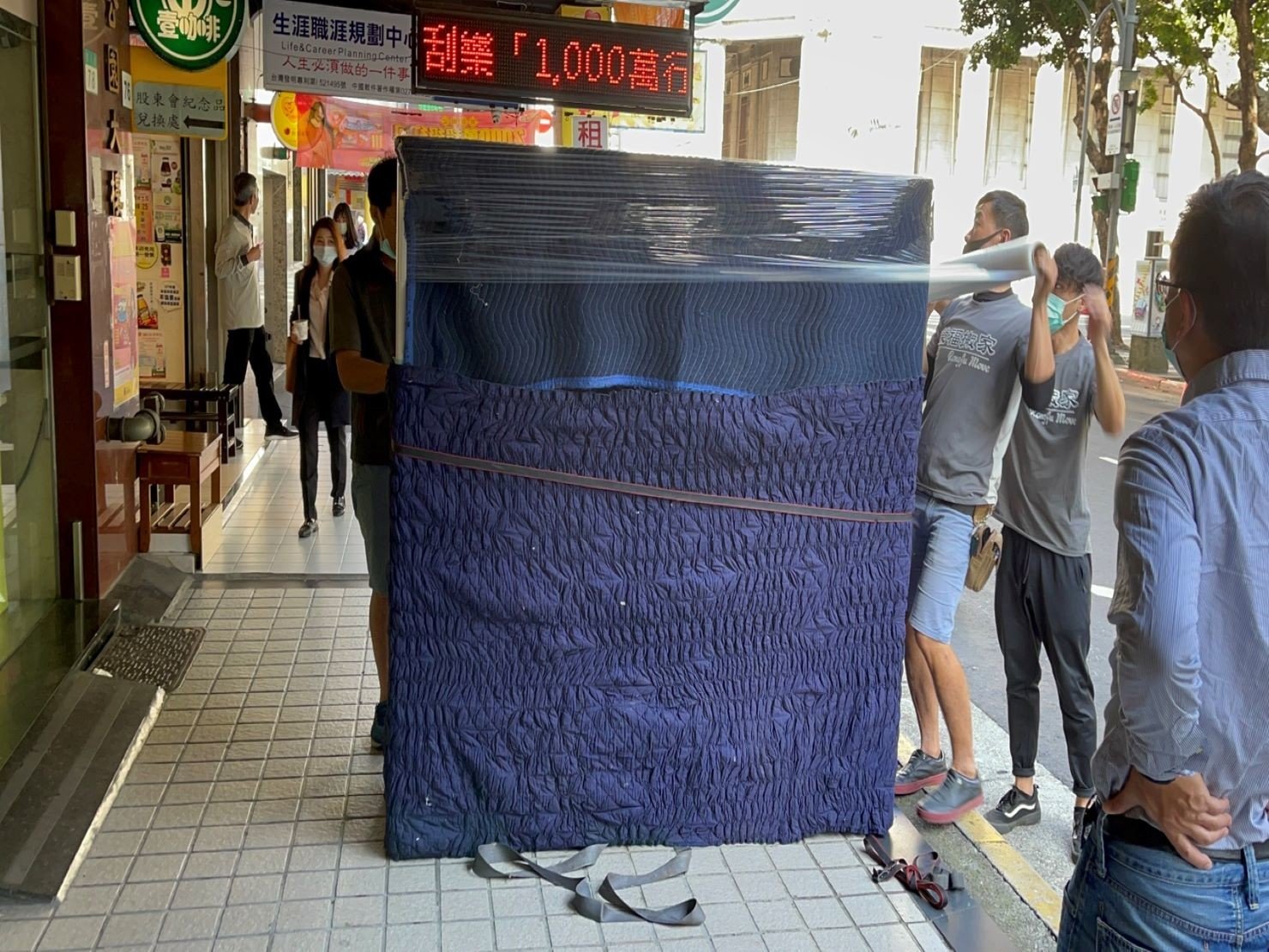 搬重物、重物搬運【榮福搬家公司】石墩搬運、搬石椅、搬石頭桌、搬洗衣機、搬披薩窯、精搬金庫、搬保險櫃、精搬魚缸、精搬鋼琴、跨縣搬家、搬工派遣、搬運、床墊搬運、冰箱搬運、搬營業用冰箱、鋼琴搬運、超低溫冷凍櫃搬運、滾筒洗衣機搬運、搬醫療床、搬電動床、搬家具、搬家首選、吊掛搬運、吊家具搬運、特殊重物搬運、專搬重物、重物搬運器、單一重物搬運、新北搬家推薦、搬家公司、基隆搬家、南港搬家、桃園搬家公司、台北搬家公司推薦:大台北搬家,精緻包裝搬運「細膩包裝、專業搬運、用心服務、以客為尊」是榮福搬家公司的宗旨與精神。歡迎立即來電02-2651-2727專人服務。 搬重物、重物搬運【榮福搬家公司】石墩搬運、搬石椅、搬石頭桌、搬洗衣機、搬披薩窯、精搬金庫、搬保險櫃、精搬魚缸、精搬鋼琴、跨縣搬家、搬工派遣、搬運、床墊搬運、冰箱搬運、搬營業用冰箱、鋼琴搬運、超低溫冷凍櫃搬運、滾筒洗衣機搬運、搬醫療床、搬電動床、搬家具、搬家首選、吊掛搬運、吊家具搬運、特殊重物搬運、專搬重物、重物搬運器、單一重物搬運、新北搬家推薦、搬家公司、基隆搬家、南港搬家、桃園搬家公司、台北搬家公司推薦:大台北搬家,精緻包裝搬運「細膩包裝、專業搬運、用心服務、以客為尊」是榮福搬家公司的宗旨與精神。歡迎立即來電02-2651-2727專人服務。