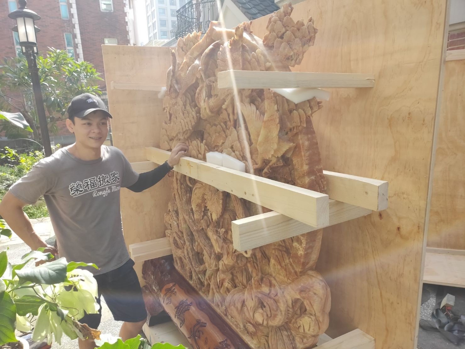 重物搬運、搬佛像【榮福搬家公司】搬披薩窯、精搬金庫、搬保險櫃、精搬魚缸、跨縣搬家、搬工派遣、搬玉石、搬神明桌、搬家具、搬家首選、吊掛搬運、吊家具搬運、搬重物技巧、台北搬家公司推薦:大台北搬家、基隆搬家、桃園搬家推薦、新北搬家公司推薦,精緻包裝搬運「細膩包裝、專業搬運、用心服務、以客為尊」是榮福搬家公司的宗旨與精神。歡迎立即來電02-2651-2727專人服務。 重物搬運、搬佛像【榮福搬家公司】搬披薩窯、精搬金庫、搬保險櫃、精搬魚缸、跨縣搬家、搬工派遣、搬玉石、搬神明桌、搬家具、搬家首選、吊掛搬運、吊家具搬運、搬重物技巧、台北搬家公司推薦:大台北搬家、基隆搬家、桃園搬家推薦、新北搬家公司推薦,精緻包裝搬運「細膩包裝、專業搬運、用心服務、以客為尊」是榮福搬家公司的宗旨與精神。歡迎立即來電02-2651-2727專人服務。