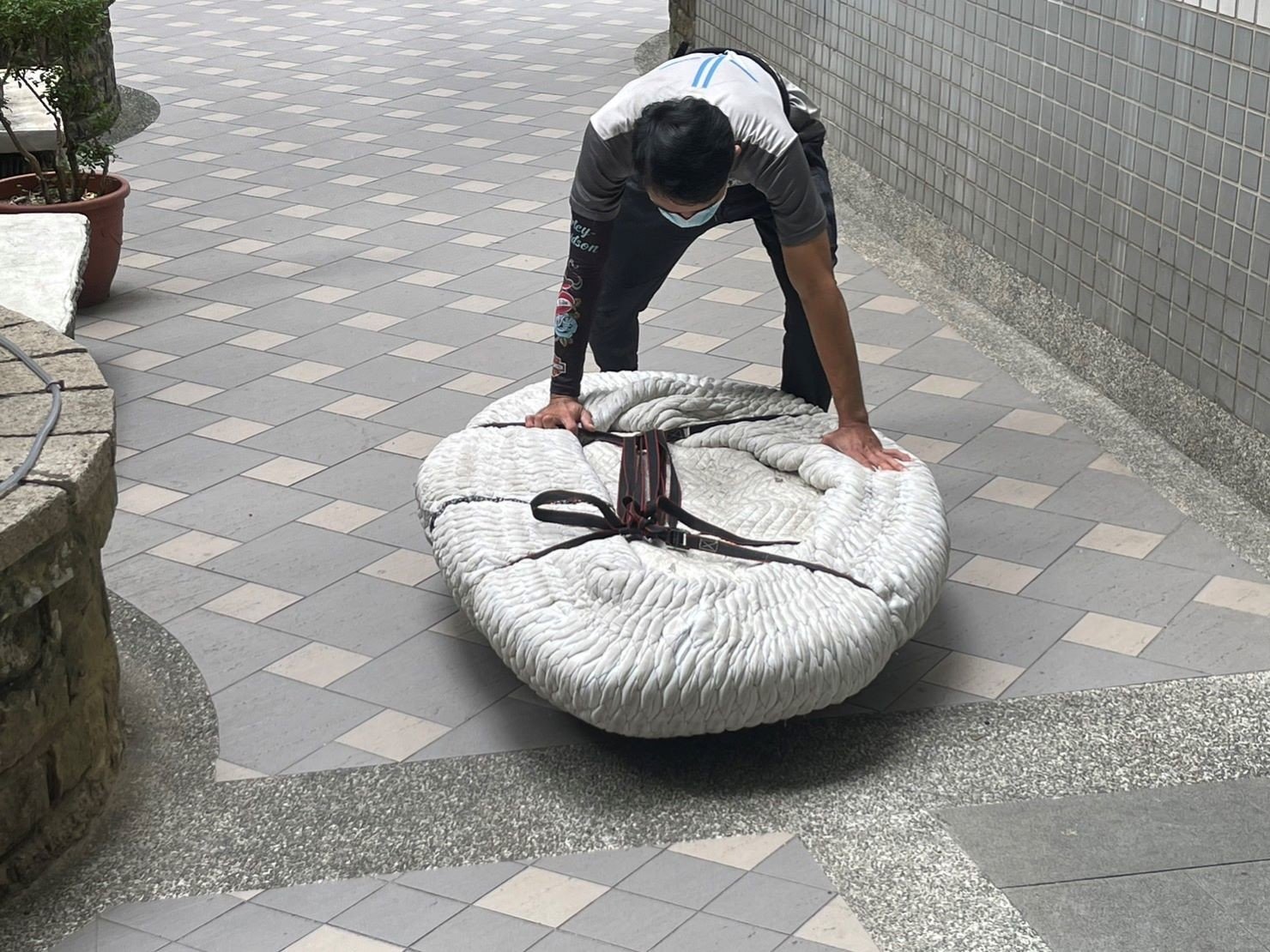 台北搬石桌椅組∣南港搬石桌椅組∣新北搬石桌椅組∣雙北搬石桌椅組∣汐止搬石桌椅組∣中永和搬石桌椅組∣板橋搬石桌椅組∣五股搬石桌椅組∣基隆搬石桌椅組∣桃園搬石桌椅組∣各種重物景觀涼亭石桌椅組搬運、大理石藝術品搬運、天然大理石桌椅推薦【榮福搬家】精緻包裝搬運「細膩包裝、專業搬運、用心服務、以客為尊」是榮福搬家公司的宗旨與精神。歡迎立即來電02-2651-2727專人服務。 台北搬石桌椅組∣南港搬石桌椅組∣新北搬石桌椅組∣雙北搬石桌椅組∣汐止搬石桌椅組∣中永和搬石桌椅組∣板橋搬石桌椅組∣五股搬石桌椅組∣基隆搬石桌椅組∣桃園搬石桌椅組∣各種重物景觀涼亭石桌椅組搬運、大理石藝術品搬運、天然大理石桌椅推薦【榮福搬家】精緻包裝搬運「細膩包裝、專業搬運、用心服務、以客為尊」是榮福搬家公司的宗旨與精神。歡迎立即來電02-2651-2727專人服務。