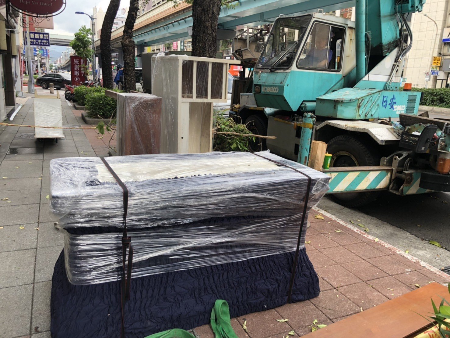 新北搬家公司【榮福搬家公司】值得您的推薦:佛像、佛塔、佛具、法器包裝與搬運也是以最高品質來做服務連同配合吊掛服務作業進行也是一流。 新北搬家公司【榮福搬家公司】值得您的推薦:佛像、佛塔、佛具、法器包裝與搬運也是以最高品質來做服務連同配合吊掛服務作業進行也是一流。