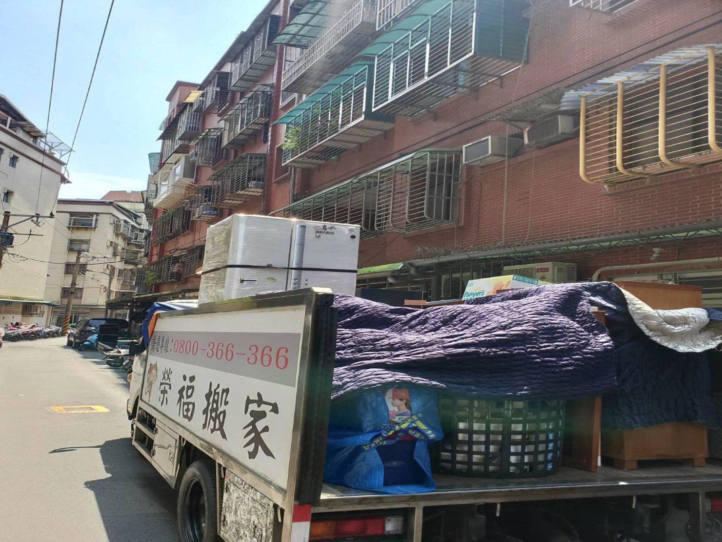 搬家公司推薦【榮福搬家】給您最有品質、最安全專業的搬運服務:家庭搬遷冰箱搬運以膠膜層層綑繞直立放至固定角落避免遙晃及震動-台北搬家公司推薦榮福搬家 家庭搬遷冰箱搬運以膠膜層層綑繞直立放至固定角落避免遙晃及震動-台北搬家公司推薦榮福搬家