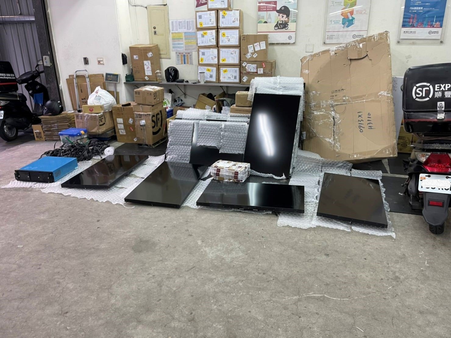 搬家公司推薦、台北搬家推薦【榮福搬家公司】南港搬家、電視牆拆裝、拆玻璃、桃園搬家公司推薦、新北搬家公司推薦、企業搬運服務、搬公司行號、廠房遷移、公司行號搬遷、政府機關搬遷、百貨專櫃遷移、學校單位搬遷、精緻包裝、家庭搬家、搬家具、家電搬運、搬電視、搬工、拆裝工具組,針對顧客都秉持以用心實在專業搬家技巧,搬家實在用心值得您的信賴與選擇。歡迎來電咨詢02-2651-2727,榮福搬家有專員立即為您服務。專業拆裝技能、系統式家具拆裝找專業的榮福搬家就對了。 搬家公司推薦、台北搬家推薦【榮福搬家公司】南港搬家、電視牆拆裝、拆玻璃、桃園搬家公司推薦、新北搬家公司推薦、企業搬運服務、搬公司行號、廠房遷移、公司行號搬遷、政府機關搬遷、百貨專櫃遷移、學校單位搬遷、精緻包裝、家庭搬家、搬家具、家電搬運、搬電視、搬工、拆裝工具組,針對顧客都秉持以用心實在專業搬家技巧,搬家實在用心值得您的信賴與選擇。歡迎來電咨詢02-2651-2727,榮福搬家有專員立即為您服務。專業拆裝技能、系統式家具拆裝找專業的榮福搬家就對了。