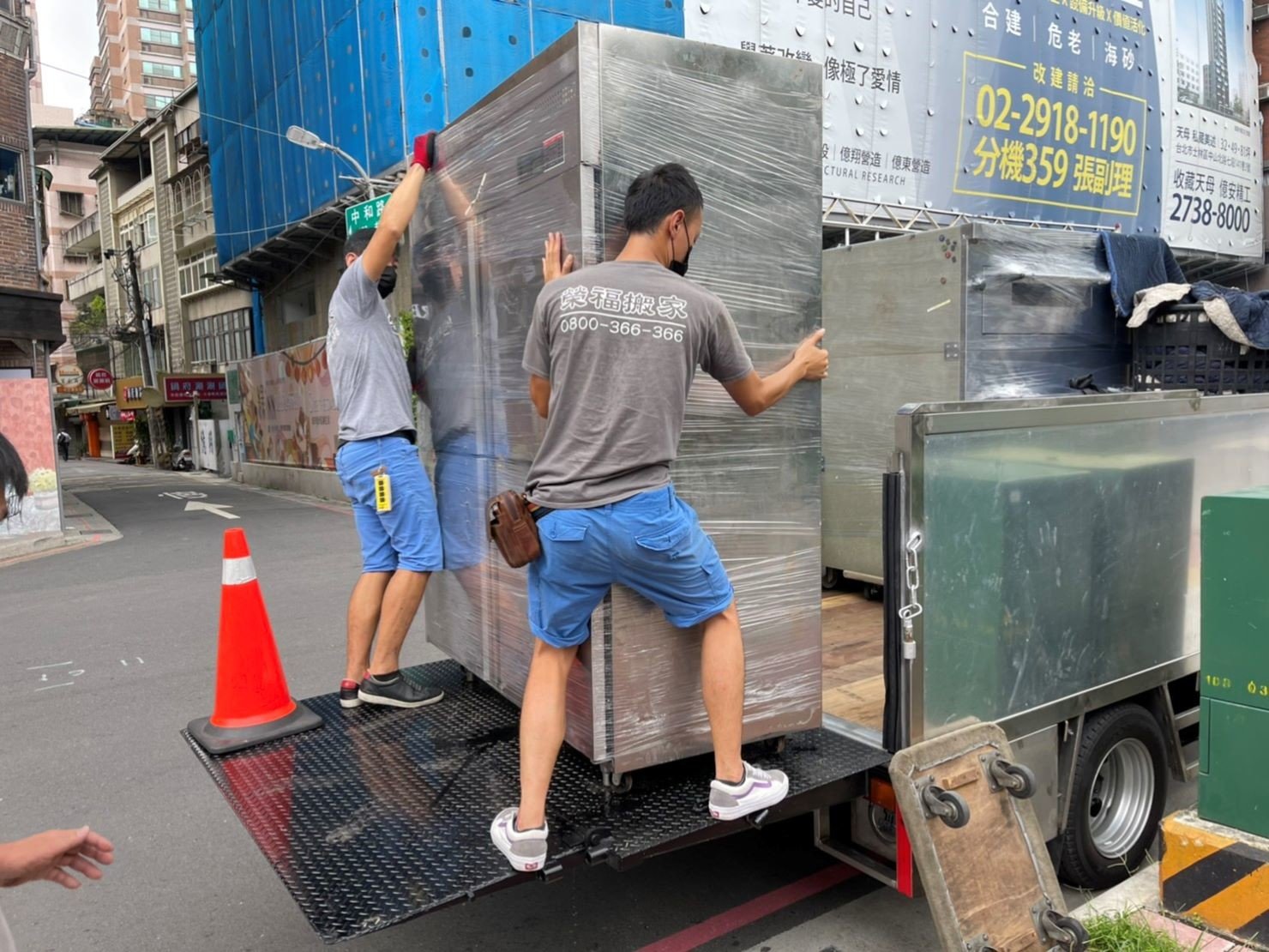 店面搬遷、搬家公司推薦、台北搬家推薦【榮福搬家公司】搬生財器具、搬冷凍櫃、搬冷藏冰箱、大型爐台搬運、搬窯烤爐、搬營業用蒸烤箱、南港搬家、桃園搬家公司推薦、新北搬家公司推薦、百貨公司進撤櫃、專櫃進撤櫃、企業搬運服務、搬公司行號、廠房遷移、搬精密儀器、公司行號搬遷、政府機關搬遷、百貨專櫃遷移、學校單位搬遷、大型設備搬遷、搬大型廚房設備、中央廚房搬遷、搬營業用冰箱、搬營業用製冰機、三層營業用烤箱搬運、搬工作檯冰箱、搬工計時、搬工服務、人力搬運,針對顧客都秉持以用心實在專業搬家技巧,搬家實在用心值得您的信賴與選擇。歡迎來電咨詢02-2651-2727,榮福搬家有專員立即為您服務。 店面搬遷、搬家公司推薦、台北搬家推薦【榮福搬家公司】搬生財器具、搬冷凍櫃、搬冷藏冰箱、大型爐台搬運、搬窯烤爐、搬營業用蒸烤箱、南港搬家、桃園搬家公司推薦、新北搬家公司推薦、百貨公司進撤櫃、專櫃進撤櫃、企業搬運服務、搬公司行號、廠房遷移、搬精密儀器、公司行號搬遷、政府機關搬遷、百貨專櫃遷移、學校單位搬遷、大型設備搬遷、搬大型廚房設備、中央廚房搬遷、搬營業用冰箱、搬營業用製冰機、三層營業用烤箱搬運、搬工作檯冰箱、搬工計時、搬工服務、人力搬運,針對顧客都秉持以用心實在專業搬家技巧,搬家實在用心值得您的信賴與選擇。歡迎來電咨詢02-2651-2727,榮福搬家有專員立即為您服務。