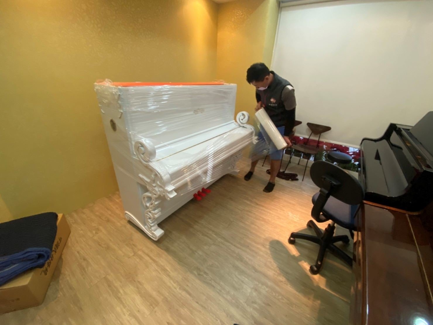 重物搬運【榮福搬家公司】搬鋼琴、搬家達人、搬洗衣機、搬披薩窯、精搬金庫、搬保險櫃、精搬魚缸、精搬鋼琴、跨縣搬家、搬工派遣、搬運、搬床墊、搬冰箱、搬家具、搬家首選、吊掛搬運、吊家具搬運、特殊重物搬運、專搬重物、新北搬家推薦、搬家公司、基隆搬家、南港搬家、桃園搬家公司、台北搬家公司推薦:大台北搬家,精緻包裝搬運「細膩包裝、專業搬運、用心服務、以客為尊」是榮福搬家公司的宗旨與精神。歡迎立即來電02-2651-2727專人服務。雕花鋼琴細膩的防護措施、專業的搬運,新北搬家公司推薦、鋼琴搬運好評推薦,專搬鋼琴的榮福搬家公司。 重物搬運【榮福搬家公司】搬鋼琴、搬家達人、搬洗衣機、搬披薩窯、精搬金庫、搬保險櫃、精搬魚缸、精搬鋼琴、跨縣搬家、搬工派遣、搬運、搬床墊、搬冰箱、搬家具、搬家首選、吊掛搬運、吊家具搬運、特殊重物搬運、專搬重物、新北搬家推薦、搬家公司、基隆搬家、南港搬家、桃園搬家公司、台北搬家公司推薦:大台北搬家,精緻包裝搬運「細膩包裝、專業搬運、用心服務、以客為尊」是榮福搬家公司的宗旨與精神。歡迎立即來電02-2651-2727專人服務。雕花鋼琴細膩的防護措施、專業的搬運,新北搬家公司推薦、鋼琴搬運好評推薦,專搬鋼琴的榮福搬家公司。