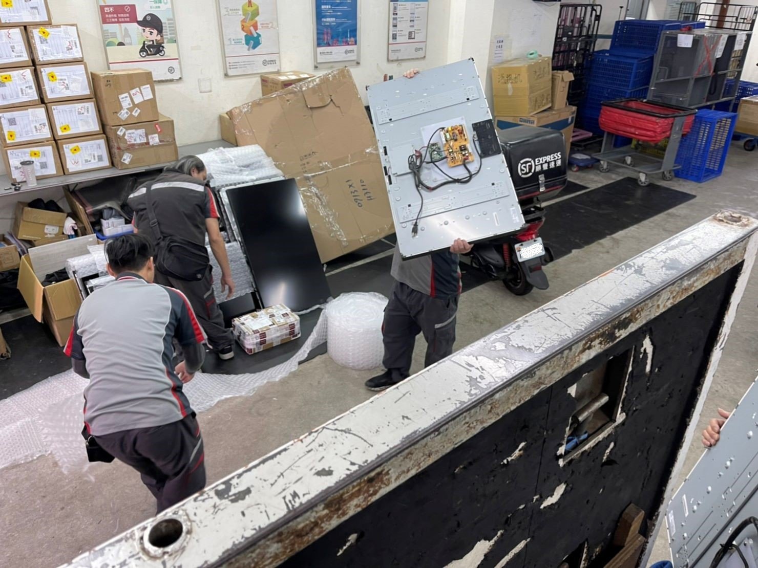 搬家公司推薦、台北搬家推薦【榮福搬家公司】南港搬家、電視牆拆裝、拆玻璃、桃園搬家公司推薦、新北搬家公司推薦、企業搬運服務、搬公司行號、廠房遷移、公司行號搬遷、政府機關搬遷、百貨專櫃遷移、學校單位搬遷、精緻包裝、家庭搬家、搬家具、家電搬運、搬電視、搬工、拆裝工具組,針對顧客都秉持以用心實在專業搬家技巧,搬家實在用心值得您的信賴與選擇。歡迎來電咨詢02-2651-2727,榮福搬家有專員立即為您服務。專業拆裝技能、系統式家具拆裝找專業的榮福搬家就對了。 搬家公司推薦、台北搬家推薦【榮福搬家公司】南港搬家、電視牆拆裝、拆玻璃、桃園搬家公司推薦、新北搬家公司推薦、企業搬運服務、搬公司行號、廠房遷移、公司行號搬遷、政府機關搬遷、百貨專櫃遷移、學校單位搬遷、精緻包裝、家庭搬家、搬家具、家電搬運、搬電視、搬工、拆裝工具組,針對顧客都秉持以用心實在專業搬家技巧,搬家實在用心值得您的信賴與選擇。歡迎來電咨詢02-2651-2727,榮福搬家有專員立即為您服務。專業拆裝技能、系統式家具拆裝找專業的榮福搬家就對了。