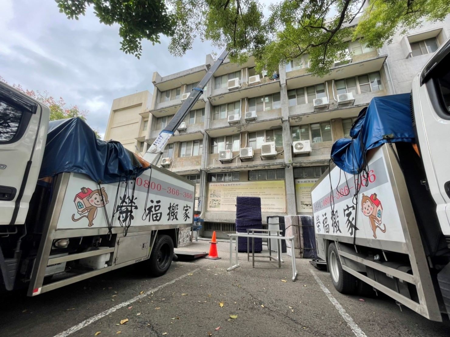 特殊重物搬運、專搬重物、特殊搬運、搬生醫設備【榮福搬家公司】跨縣市搬家、搬工計時、人工搬運、搬直立式冷凍櫃、搬超低溫冰箱、負86度超低溫冰箱搬運、營業用冰箱搬運、搬機械設備、各式機台搬運、精密儀器、臥室工作檯冰箱、實驗室設備、廚房大型設備搬運、搬營業用製冰機、廠房遷移、店面搬遷,實驗室搬遷、搬家首選、吊車吊掛搬運、吊家具搬運、台北搬家公司推薦:大台北搬家,精緻包裝搬運「細膩包裝、專業搬運、用心服務、以客為尊」是榮福搬家公司的宗旨與精神。歡迎立即來電02-2651-2727專人服務。 特殊重物搬運、專搬重物、特殊搬運、搬生醫設備【榮福搬家公司】跨縣市搬家、搬工計時、人工搬運、搬直立式冷凍櫃、搬超低溫冰箱、負86度超低溫冰箱搬運、營業用冰箱搬運、搬機械設備、各式機台搬運、精密儀器、臥室工作檯冰箱、實驗室設備、廚房大型設備搬運、搬營業用製冰機、廠房遷移、店面搬遷,實驗室搬遷、搬家首選、吊車吊掛搬運、吊家具搬運、台北搬家公司推薦:大台北搬家,精緻包裝搬運「細膩包裝、專業搬運、用心服務、以客為尊」是榮福搬家公司的宗旨與精神。歡迎立即來電02-2651-2727專人服務。