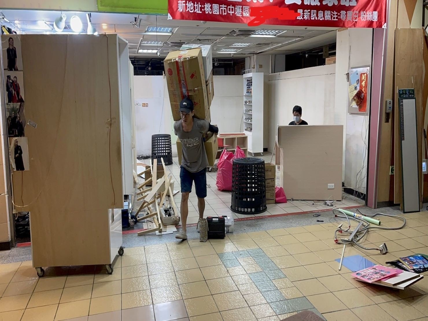 捷運地下街店面搬遷【榮福搬家公司】店面搬遷、精搬金庫、搬保險櫃、精搬魚缸、魚缸搬運、跨縣搬家、搬工派遣、搬洗衣機、搬床墊、搬冰箱、搬家具、搬家首選、吊掛搬運、吊家具搬運、新北搬家公司推薦、桃園搬家推薦、南港搬家、基隆搬家、台北搬家公司推薦:大台北搬家,精緻包裝搬運「細膩包裝、專業搬運、用心服務、以客為尊」是榮福搬家公司的宗旨與精神。歡迎立即來電02-2651-2727專人服務。 捷運地下街店面搬遷【榮福搬家公司】店面搬遷、精搬金庫、搬保險櫃、精搬魚缸、魚缸搬運、跨縣搬家、搬工派遣、搬洗衣機、搬床墊、搬冰箱、搬家具、搬家首選、吊掛搬運、吊家具搬運、新北搬家公司推薦、桃園搬家推薦、南港搬家、基隆搬家、台北搬家公司推薦:大台北搬家,精緻包裝搬運「細膩包裝、專業搬運、用心服務、以客為尊」是榮福搬家公司的宗旨與精神。歡迎立即來電02-2651-2727專人服務。