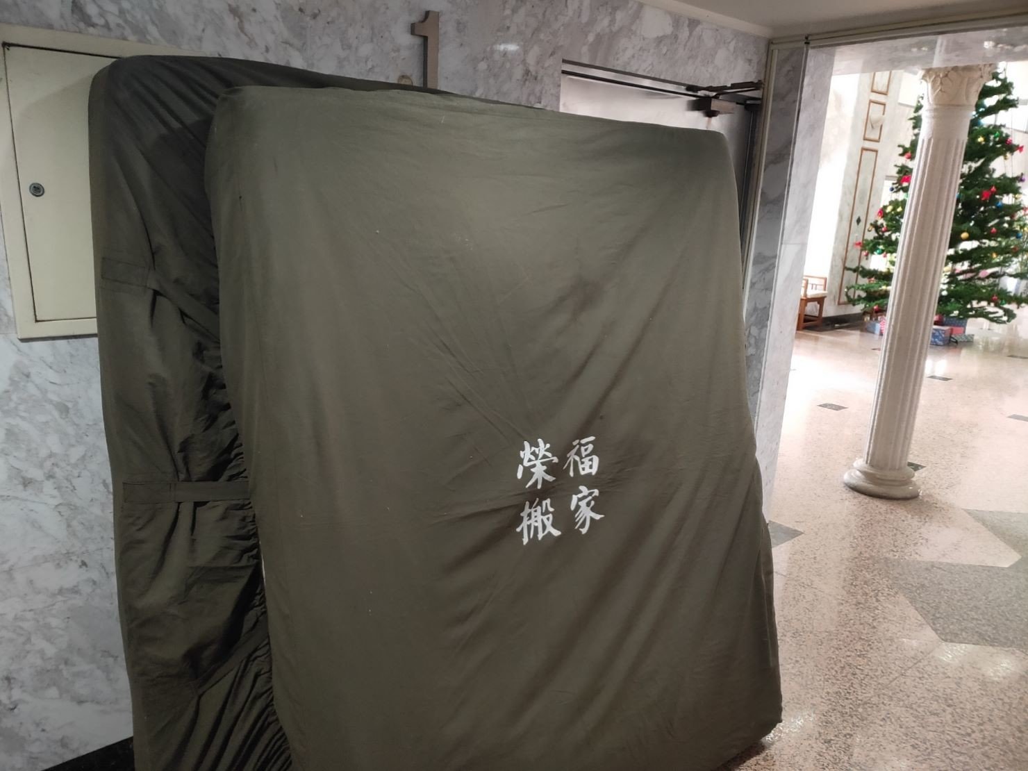 搬家公司推薦、新北搬家推薦【榮福搬家公司】搬家首選、口碑第一、搬家好評推薦、南港搬家、桃園搬家公司推薦、台北搬家公司推薦、搬家具、冰箱搬運、基隆搬家、搬家電、床墊搬運、搬Queen Size床墊、單件家具運送、單一物件搬運、搬床墊、搬沙發、搬衣櫃、搬洗衣機、跨縣市搬家、吊車吊掛搬運、吊家具搬運、大型家具搬運、家具清運、搬公司行號、家庭搬家、搬鋼琴、搬工計時、搬工服務、人力搬運、搬運、床墊專用保護布套、透明防水床墊套、搬家紙箱,針對顧客都秉持以用心實在專業搬家技巧,搬家實在用心值得您的信賴與選擇。歡迎來電咨詢02-2651-2727,榮福搬家有專員立即為您服務。 搬家公司推薦、新北搬家推薦【榮福搬家公司】搬家首選、口碑第一、搬家好評推薦、南港搬家、桃園搬家公司推薦、台北搬家公司推薦、搬家具、冰箱搬運、基隆搬家、搬家電、床墊搬運、搬Queen Size床墊、單件家具運送、單一物件搬運、搬床墊、搬沙發、搬衣櫃、搬洗衣機、跨縣市搬家、吊車吊掛搬運、吊家具搬運、大型家具搬運、家具清運、搬公司行號、家庭搬家、搬鋼琴、搬工計時、搬工服務、人力搬運、搬運、床墊專用保護布套、透明防水床墊套、搬家紙箱,針對顧客都秉持以用心實在專業搬家技巧,搬家實在用心值得您的信賴與選擇。歡迎來電咨詢02-2651-2727,榮福搬家有專員立即為您服務。