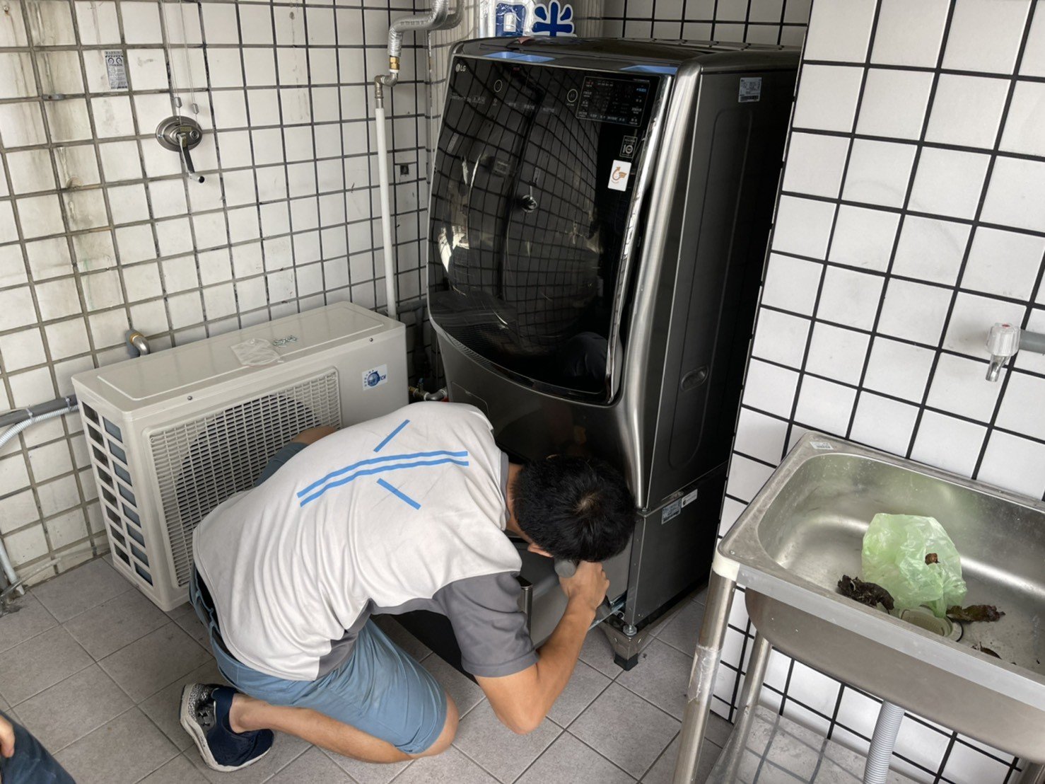 搬滾筒洗脫烘洗衣機【榮福搬家公司】搬洗衣機、精搬金庫、搬保險櫃、精搬魚缸、魚缸搬運、跨縣搬家、搬工派遣、搬洗衣機、搬床墊、搬冰箱、搬家具、搬家首選、吊掛搬運、吊家具搬運、新北搬家公司推薦、桃園搬家推薦、南港搬家、基隆搬家、台北搬家公司推薦:大台北搬家,精緻包裝搬運「細膩包裝、專業搬運、用心服務、以客為尊」是榮福搬家公司的宗旨與精神。歡迎立即來電02-2651-2727專人服務。 搬滾筒洗脫烘洗衣機【榮福搬家公司】搬洗衣機、精搬金庫、搬保險櫃、精搬魚缸、魚缸搬運、跨縣搬家、搬工派遣、搬洗衣機、搬床墊、搬冰箱、搬家具、搬家首選、吊掛搬運、吊家具搬運、新北搬家公司推薦、桃園搬家推薦、南港搬家、基隆搬家、台北搬家公司推薦:大台北搬家,精緻包裝搬運「細膩包裝、專業搬運、用心服務、以客為尊」是榮福搬家公司的宗旨與精神。歡迎立即來電02-2651-2727專人服務。