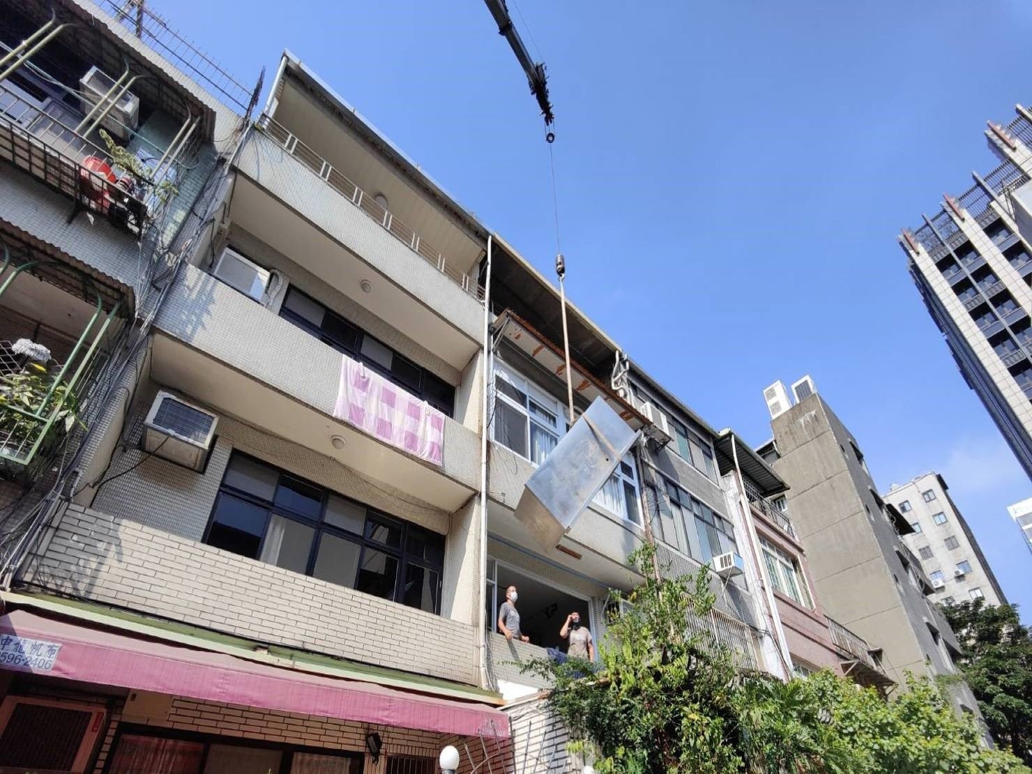 【榮福搬家】營業用冰箱吊掛、營業用烤箱搬運、中島工作檯櫃吊掛、工作搬遷,工作桌、長桌吧檯,台北搬家公司推薦:大台北搬家,精緻包裝搬運「細膩包裝、專業搬運、用心服務、以客為尊」搬家首選、吊掛搬運、吊家具搬運、台北搬家公司推薦:大台北搬家,精緻包裝搬運「細膩包裝、專業搬運、用心服務、以客為尊」是榮福搬家公司的宗旨與精神。歡迎立即來電02-2651-2727專人服務。 【榮福搬家】營業用冰箱吊掛、營業用烤箱搬運、中島工作檯櫃吊掛、工作搬遷,工作桌、長桌吧檯,台北搬家公司推薦:大台北搬家,精緻包裝搬運「細膩包裝、專業搬運、用心服務、以客為尊」搬家首選、吊掛搬運、吊家具搬運、台北搬家公司推薦:大台北搬家,精緻包裝搬運「細膩包裝、專業搬運、用心服務、以客為尊」是榮福搬家公司的宗旨與精神。歡迎立即來電02-2651-2727專人服務。