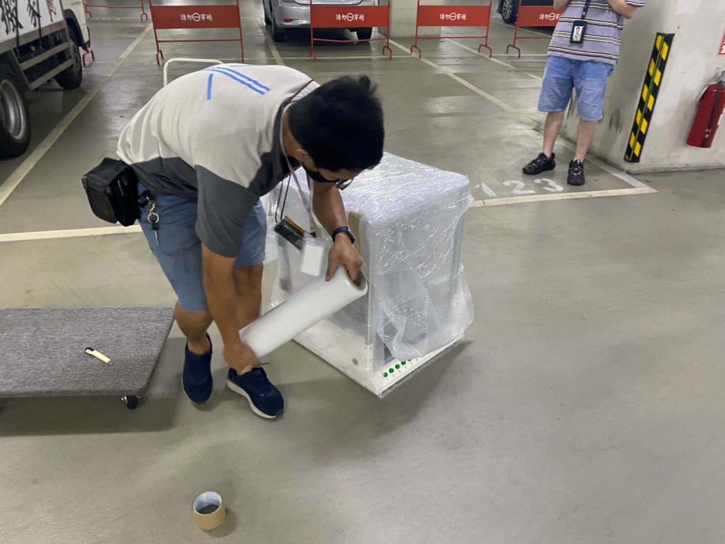 專人打包、搬家公司推薦、新北搬家公司推薦【榮福搬家公司】基隆搬家、南港搬家、桃園搬家公司推薦、家庭搬家、精密儀器搬運、精密儀器包裝、精緻搬家、精緻包裝、裝箱打包、跨縣市搬家、搬工計時、人工搬運、床墊搬運、冰箱搬運、搬家具、單件搬運、單一物件搬運、藝術品包裝、藝術品搬運、搬家首選、吊掛搬運、吊家具搬運、搬家紙箱、氣泡捲、膠膜、黃色透明膠帶、大型家具搬運、紅酒瓶精緻包裝、紅酒櫃包裝、台北搬家公司推薦:大台北搬家,精緻包裝搬運「細膩包裝、專業搬運、用心服務、以客為尊」是榮福搬家公司的宗旨與精神。歡迎立即來電02-2651-2727專人服務。 專人打包、搬家公司推薦、新北搬家公司推薦【榮福搬家公司】基隆搬家、南港搬家、桃園搬家公司推薦、家庭搬家、精密儀器搬運、精密儀器包裝、精緻搬家、精緻包裝、裝箱打包、跨縣市搬家、搬工計時、人工搬運、床墊搬運、冰箱搬運、搬家具、單件搬運、單一物件搬運、藝術品包裝、藝術品搬運、搬家首選、吊掛搬運、吊家具搬運、搬家紙箱、氣泡捲、膠膜、黃色透明膠帶、大型家具搬運、紅酒瓶精緻包裝、紅酒櫃包裝、台北搬家公司推薦:大台北搬家,精緻包裝搬運「細膩包裝、專業搬運、用心服務、以客為尊」是榮福搬家公司的宗旨與精神。歡迎立即來電02-2651-2727專人服務。