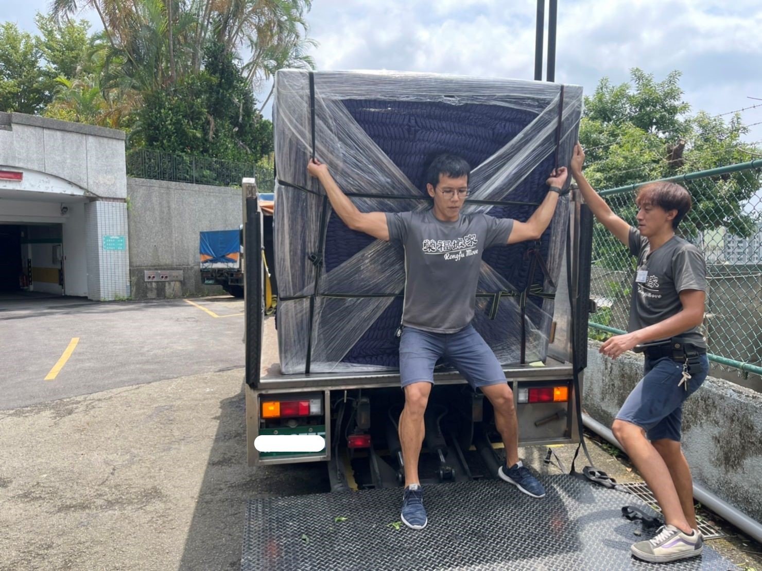 台北搬家吊掛搬運∣南港搬家吊掛搬運∣新北搬家吊掛搬運∣雙北搬家吊掛搬運∣汐止搬家吊掛搬運∣五股搬家吊掛搬運∣中永和搬家吊掛搬運∣板橋搬家吊掛搬運∣桃園搬家吊掛搬運推薦【榮福搬家】屬專業搬家細膩運唯一首選,累積20年各式各樣特殊重物的搬運經驗,專業敏捷快速完成您的各項搬運任務。榮福搬家具備精緻包裝搬運「細膩包裝、專業搬運、用心服務、以客為尊」是榮福搬家公司的宗旨與精神。歡迎立即來電02-2651-2727專人服務。 台北搬家吊掛搬運∣南港搬家吊掛搬運∣新北搬家吊掛搬運∣雙北搬家吊掛搬運∣汐止搬家吊掛搬運∣五股搬家吊掛搬運∣中永和搬家吊掛搬運∣板橋搬家吊掛搬運∣桃園搬家吊掛搬運推薦【榮福搬家】屬專業搬家細膩運唯一首選,累積20年各式各樣特殊重物的搬運經驗,專業敏捷快速完成您的各項搬運任務。榮福搬家具備精緻包裝搬運「細膩包裝、專業搬運、用心服務、以客為尊」是榮福搬家公司的宗旨與精神。歡迎立即來電02-2651-2727專人服務。