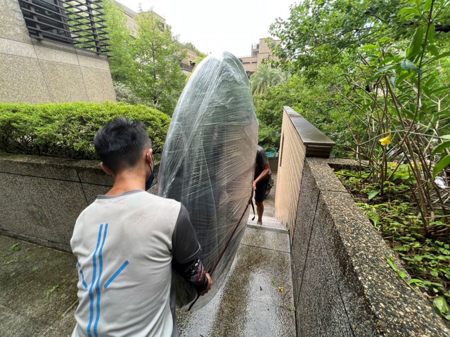 台北搬家吊掛搬運∣南港搬家吊掛搬運∣新北搬家吊掛搬運∣雙北搬家吊掛搬運∣汐止搬家吊掛搬運∣五股搬家吊掛搬運∣中永和搬家吊掛搬運∣板橋搬家吊掛搬運∣桃園搬家吊掛搬運推薦【榮福搬家】屬專業搬家細膩運唯一首選,累積20年各式各樣特殊重物的搬運經驗,專業敏捷快速完成您的各項搬運任務。榮福搬家具備精緻包裝搬運「細膩包裝、專業搬運、用心服務、以客為尊」是榮福搬家公司的宗旨與精神。歡迎立即來電02-2651-2727專人服務。 台北搬家吊掛搬運∣南港搬家吊掛搬運∣新北搬家吊掛搬運∣雙北搬家吊掛搬運∣汐止搬家吊掛搬運∣五股搬家吊掛搬運∣中永和搬家吊掛搬運∣板橋搬家吊掛搬運∣桃園搬家吊掛搬運推薦【榮福搬家】屬專業搬家細膩運唯一首選,累積20年各式各樣特殊重物的搬運經驗,專業敏捷快速完成您的各項搬運任務。榮福搬家具備精緻包裝搬運「細膩包裝、專業搬運、用心服務、以客為尊」是榮福搬家公司的宗旨與精神。歡迎立即來電02-2651-2727專人服務。