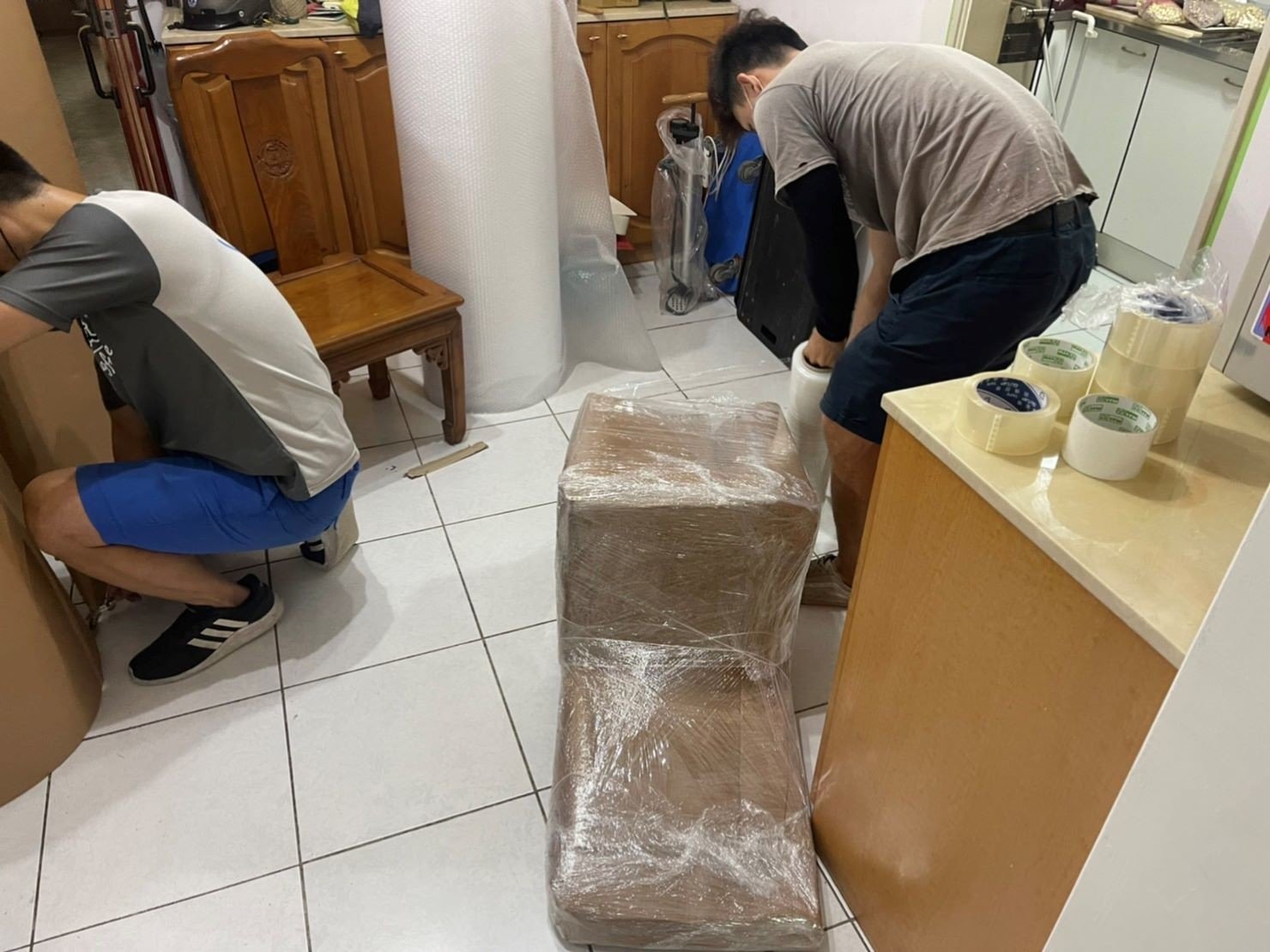 倉儲暫放精緻包裝、搬家公司推薦、新北搬家公司推薦【榮福搬家公司】基隆倉儲搬運搬家、南港倉儲搬運搬家、桃園倉儲搬運、台北倉儲搬運搬家、新北倉儲搬運搬家、板橋倉儲搬運搬家,【倉儲暫放唯一指定搬家公司】住家裝修倉儲暫放、精緻搬家、精緻包裝、倉儲暫放家具防護包裝防潮濕防蟲蛀、廚房家電倉儲包裝、紅木桌椅防潮防蟲倉儲暫放、搬家首選,大型家具搬運、台北搬家公司推薦:大台北搬家,精緻包裝搬運「細膩包裝、專業搬運、用心服務、以客為尊」是榮福搬家公司的宗旨與精神。歡迎立即來電02-2651-2727專人服務。 倉儲暫放精緻包裝、搬家公司推薦、新北搬家公司推薦【榮福搬家公司】基隆倉儲搬運搬家、南港倉儲搬運搬家、桃園倉儲搬運、台北倉儲搬運搬家、新北倉儲搬運搬家、板橋倉儲搬運搬家,【倉儲暫放唯一指定搬家公司】住家裝修倉儲暫放、精緻搬家、精緻包裝、倉儲暫放家具防護包裝防潮濕防蟲蛀、廚房家電倉儲包裝、紅木桌椅防潮防蟲倉儲暫放、搬家首選,大型家具搬運、台北搬家公司推薦:大台北搬家,精緻包裝搬運「細膩包裝、專業搬運、用心服務、以客為尊」是榮福搬家公司的宗旨與精神。歡迎立即來電02-2651-2727專人服務。