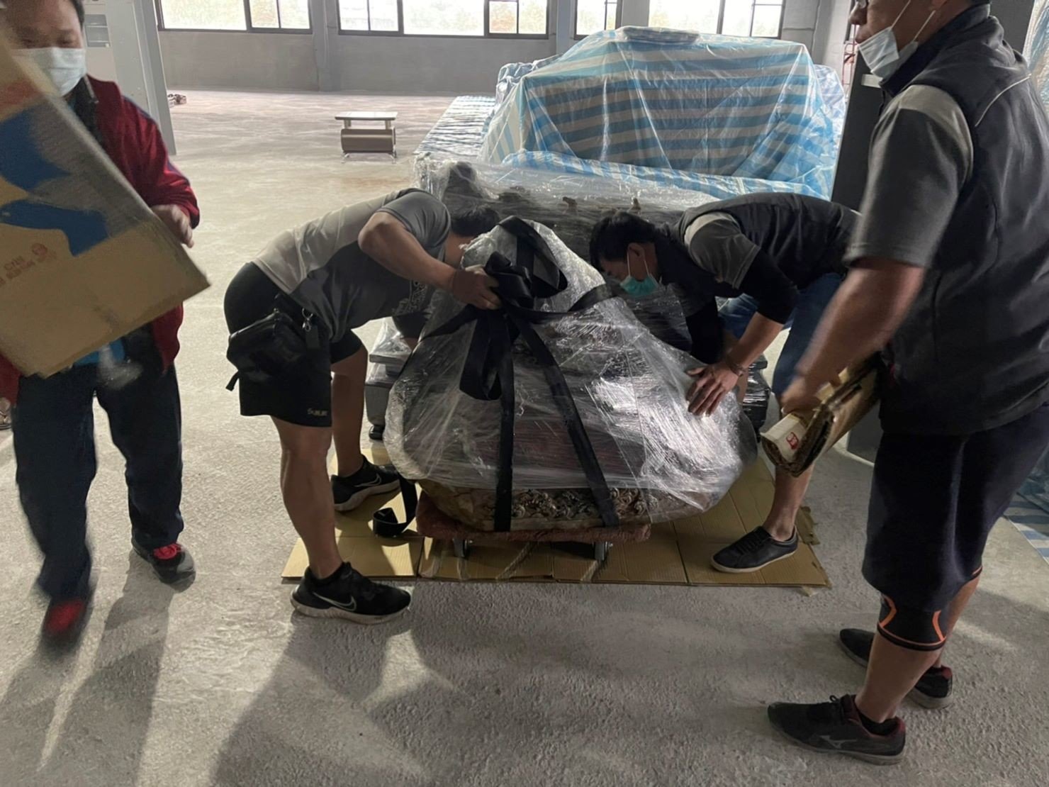 搬家首選【榮福搬家公司】石雕刻品、石雕神像、石雕藝術品、玉雕藝術品、大型石雕風水寶物、大型石雕招財招擺件、破百公斤大型石雕物件、藝術品店搬運、萬馬奔騰石雕藝品、跨縣市搬家、搬工計時、搬家具、搬家首選、特殊重物搬運、用心防護、精緻包裝、搬重物技巧、新北搬家公司推薦、搬家車、搬家公司、基隆搬家、南港搬家、桃園搬家公司推薦、台北搬家公司推薦:大台北搬家,精緻包裝搬運「細膩包裝、專業搬運、用心服務、以客為尊」是榮福搬家公司的宗旨與精神。歡迎立即來電02-2651-2727專人服務。 搬家首選【榮福搬家公司】石雕刻品、石雕神像、石雕藝術品、玉雕藝術品、大型石雕風水寶物、大型石雕招財招擺件、破百公斤大型石雕物件、藝術品店搬運、萬馬奔騰石雕藝品、跨縣市搬家、搬工計時、搬家具、搬家首選、特殊重物搬運、用心防護、精緻包裝、搬重物技巧、新北搬家公司推薦、搬家車、搬家公司、基隆搬家、南港搬家、桃園搬家公司推薦、台北搬家公司推薦:大台北搬家,精緻包裝搬運「細膩包裝、專業搬運、用心服務、以客為尊」是榮福搬家公司的宗旨與精神。歡迎立即來電02-2651-2727專人服務。