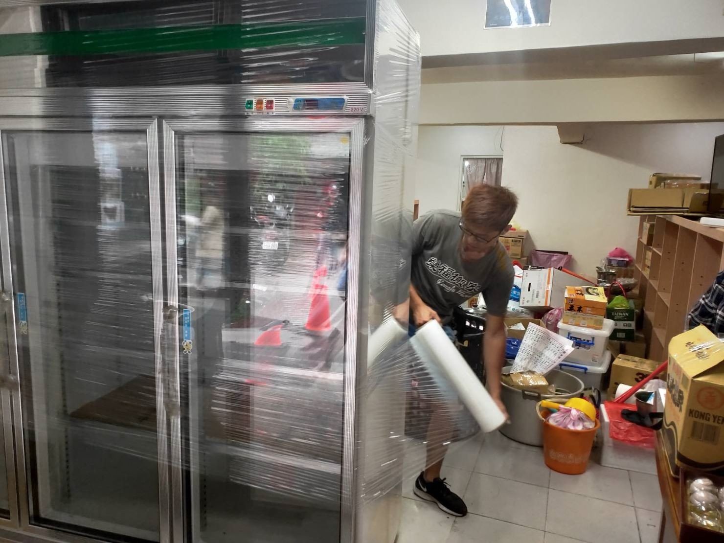 搬冰箱【榮福搬家公司】台北搬家、新北搬家、搬家首選、搬家公司推薦:優質搬家,包裝搬運「細膩包裝、專業搬運、用心服務、以客為尊」是榮福搬家公司的宗旨與精神。店面搬遷、雜貨店搬遷,歡迎立即來電02-2651-2727專人服務。 搬冰箱【榮福搬家公司】台北搬家、新北搬家、搬家首選、搬家公司推薦:優質搬家,包裝搬運「細膩包裝、專業搬運、用心服務、以客為尊」是榮福搬家公司的宗旨與精神。店面搬遷、雜貨店搬遷,歡迎立即來電02-2651-2727專人服務。