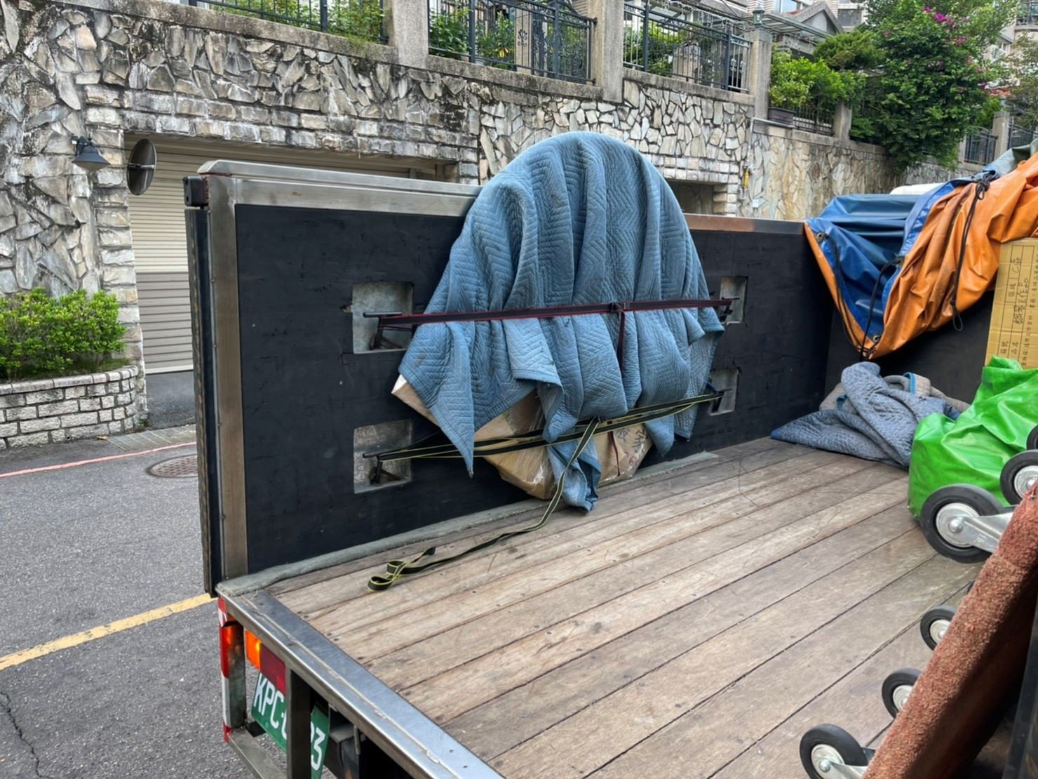 搬家具、冰箱搬運、基隆搬家、搬家電、床墊搬運、搬衣櫃、搬大型家具、搬公司行號、家庭搬家、搬鋼琴、搬工計時、人工搬運、搬運、搬家紙箱,針對顧客都秉持以用心實在專業搬家技巧,搬家實在用心值得您的信賴與選擇。【榮福搬家公司】搬家首選、搬家公司推薦:優質搬家,包裝搬運「細膩包裝、專業搬運、用心服務、以客為尊」是榮福搬家公司的宗旨與精神。歡迎立即來電02-2651-2727專人服務。系統式家具拆裝找專業的榮福搬家就對了。 搬家具、冰箱搬運、基隆搬家、搬家電、床墊搬運、搬衣櫃、搬大型家具、搬公司行號、家庭搬家、搬鋼琴、搬工計時、人工搬運、搬運、搬家紙箱,針對顧客都秉持以用心實在專業搬家技巧,搬家實在用心值得您的信賴與選擇。【榮福搬家公司】搬家首選、搬家公司推薦:優質搬家,包裝搬運「細膩包裝、專業搬運、用心服務、以客為尊」是榮福搬家公司的宗旨與精神。歡迎立即來電02-2651-2727專人服務。系統式家具拆裝找專業的榮福搬家就對了。