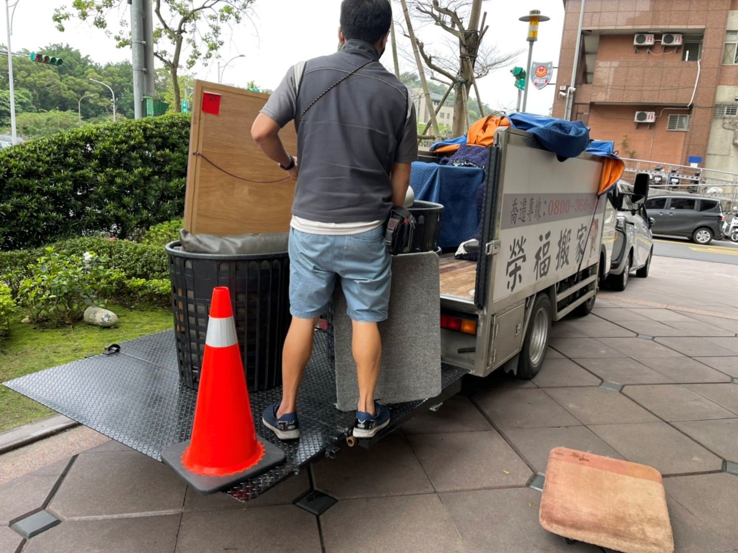 搬家公司推薦、新北搬家公司推薦【榮福搬家公司】口碑第一、搬家首選、南港搬家、桃園搬家公司推薦、台北搬家公司推薦、搬衣櫃、搬大型家具、搬家具、冰箱搬運、搬洗衣機、基隆搬家、搬家電、床墊搬運、搬金庫、搬保險櫃、搬公司行號、大型廚具搬運、各式各樣機台搬運、搬冷凍櫃、搬運動器材、店面搬遷、廠房遷移、百貨專櫃進撤櫃、家庭搬家、搬鋼琴、搬工計時、搬工服務、人力搬運、搬運、跨縣市搬家、重物搬運、魚缸搬運、搬按摩椅、搬電動醫療床、搬神桌、單件家具運送、吊家具搬運、搬家紙箱,針對顧客都秉持以用心實在專業搬家技巧,搬家實在用心值得您的信賴與選擇。歡迎來電咨詢02-2651-2727,榮福搬家有專員立即為您服務。系統式家具拆裝找專業的榮福搬家就對了。 搬家公司推薦、新北搬家公司推薦【榮福搬家公司】口碑第一、搬家首選、南港搬家、桃園搬家公司推薦、台北搬家公司推薦、搬衣櫃、搬大型家具、搬家具、冰箱搬運、搬洗衣機、基隆搬家、搬家電、床墊搬運、搬金庫、搬保險櫃、搬公司行號、大型廚具搬運、各式各樣機台搬運、搬冷凍櫃、搬運動器材、店面搬遷、廠房遷移、百貨專櫃進撤櫃、家庭搬家、搬鋼琴、搬工計時、搬工服務、人力搬運、搬運、跨縣市搬家、重物搬運、魚缸搬運、搬按摩椅、搬電動醫療床、搬神桌、單件家具運送、吊家具搬運、搬家紙箱,針對顧客都秉持以用心實在專業搬家技巧,搬家實在用心值得您的信賴與選擇。歡迎來電咨詢02-2651-2727,榮福搬家有專員立即為您服務。系統式家具拆裝找專業的榮福搬家就對了。