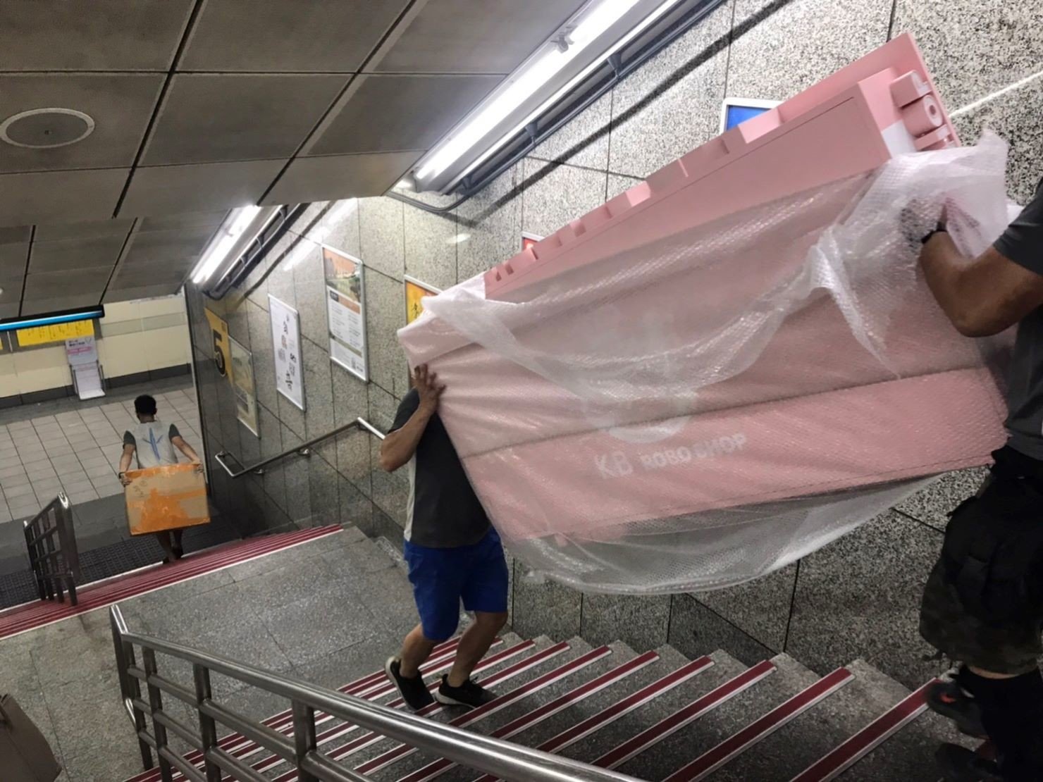 只需搬運單一重物?搬運單一自動販賣機、夾娃娃機、販賣機、自動咖啡機、公仔自動販賣機、特殊重物推薦【榮福搬家】專業包裝防護搬運「細膩包裝手法、專業搬運技巧、用心服務、以客為尊」是榮福搬家公司的宗旨與精神。歡迎立即來電02-2651-2727專人服務。 只需搬運單一重物?搬運單一自動販賣機、夾娃娃機、販賣機、自動咖啡機、公仔自動販賣機、特殊重物推薦【榮福搬家】專業包裝防護搬運「細膩包裝手法、專業搬運技巧、用心服務、以客為尊」是榮福搬家公司的宗旨與精神。歡迎立即來電02-2651-2727專人服務。