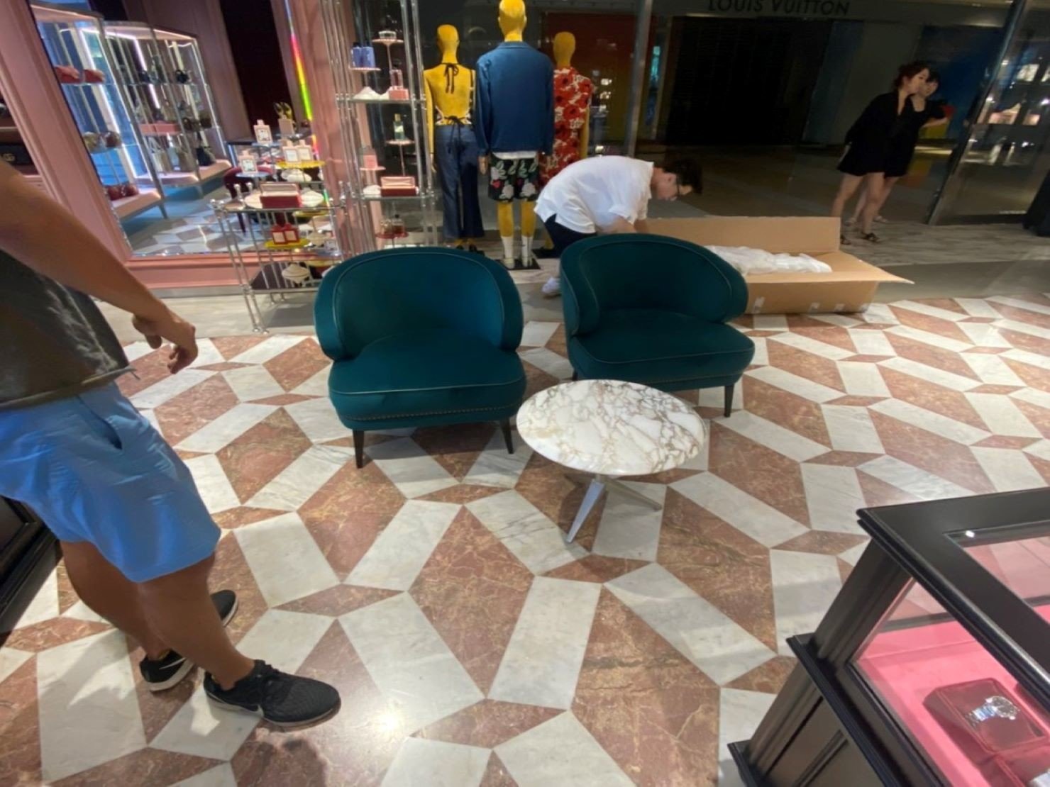 百貨撤場搬運【榮福搬家】搬家口碑第一、台北搬家:拆封裝箱物件,桌椅歸位,物品擺放整齊。 百貨撤場搬運【榮福搬家】搬家口碑第一、台北搬家:拆封裝箱物件,桌椅歸位,物品擺放整齊。