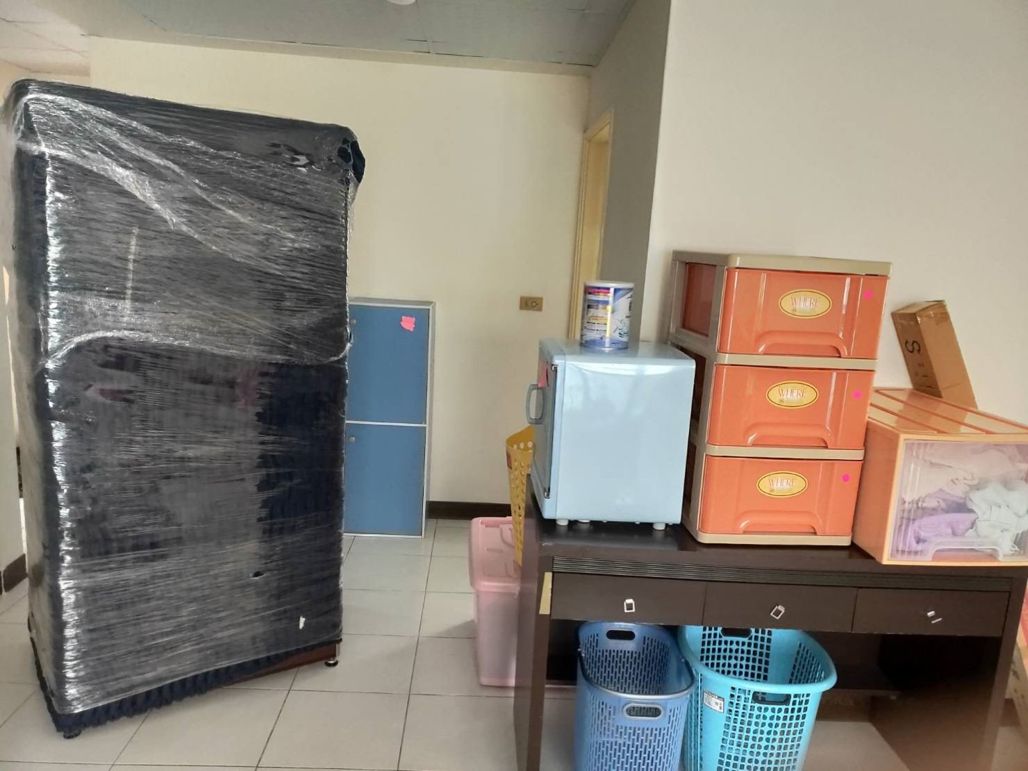 搬家公司【榮福搬家公司】台北搬家推薦口碑第一、台北搬家:師傅們細心專業將冰箱整體妥善包裝做好防護,讓顧客安心將家電交予榮福搬家來搬運。 搬家公司【榮福搬家公司】台北搬家推薦口碑第一、台北搬家:師傅們細心專業將冰箱整體妥善包裝做好防護,讓顧客安心將家電交予榮福搬家來搬運。