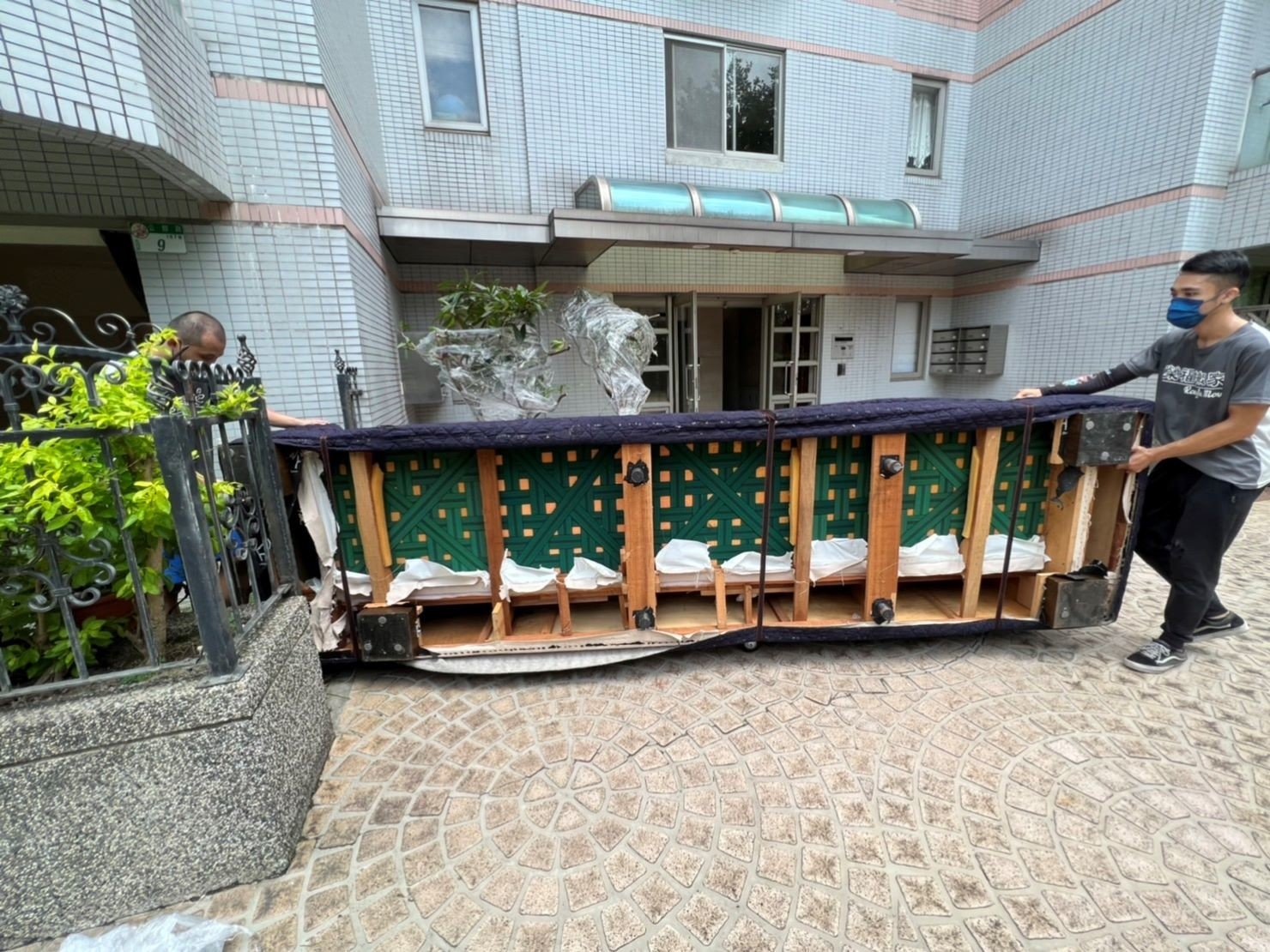 台北搬家吊掛搬運∣南港搬家吊掛搬運∣新北搬家吊掛搬運∣雙北搬家吊掛搬運∣汐止搬家吊掛搬運∣五股搬家吊掛搬運∣中永和搬家吊掛搬運∣板橋搬家吊掛搬運∣桃園搬家吊掛搬運推薦【榮福搬家】屬專業搬家細膩運唯一首選,累積20年各式各樣特殊重物的搬運經驗,專業敏捷快速完成您的各項搬運任務。榮福搬家具備精緻包裝搬運「細膩包裝、專業搬運、用心服務、以客為尊」是榮福搬家公司的宗旨與精神。歡迎立即來電02-2651-2727專人服務。 台北搬家吊掛搬運∣南港搬家吊掛搬運∣新北搬家吊掛搬運∣雙北搬家吊掛搬運∣汐止搬家吊掛搬運∣五股搬家吊掛搬運∣中永和搬家吊掛搬運∣板橋搬家吊掛搬運∣桃園搬家吊掛搬運推薦【榮福搬家】屬專業搬家細膩運唯一首選,累積20年各式各樣特殊重物的搬運經驗,專業敏捷快速完成您的各項搬運任務。榮福搬家具備精緻包裝搬運「細膩包裝、專業搬運、用心服務、以客為尊」是榮福搬家公司的宗旨與精神。歡迎立即來電02-2651-2727專人服務。