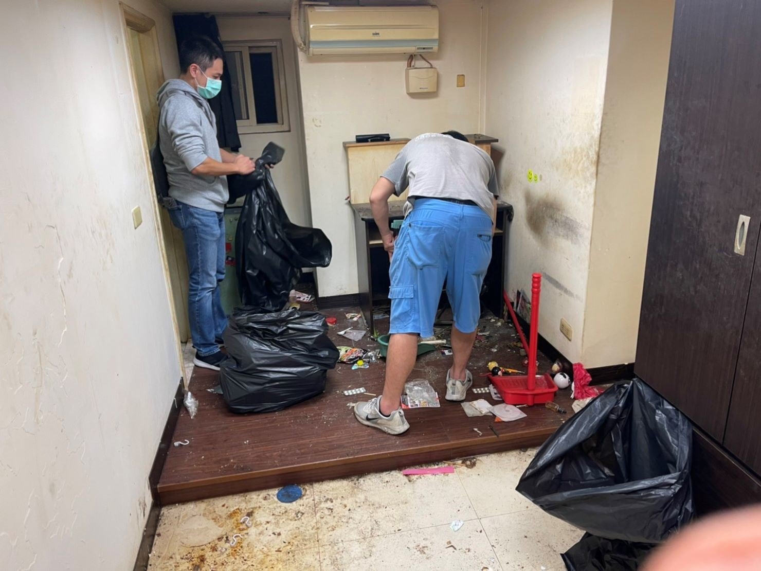 新北市垃圾清運、台北垃圾清運、不要的家具怎麼辦、搬家公司推薦、新北搬家推薦【榮福搬家公司】南港搬家、桃園搬家公司推薦、桃園大型垃圾、台北搬家公司推薦、搬垃圾處理、家庭廢棄物清運、廢棄物處理、搬運廢棄物、家具垃圾處理、清運、搬家具、冰箱搬運、基隆搬家、大型家電回收清運、床墊搬運、搬衣櫃、大型家具丟棄、搬公司行號、家庭垃圾清運公司、清垃圾、廢棄家具處理、廢棄家具清運、搬家車,針對顧客都秉持以用心實在專業搬家技巧,搬家實在用心值得您的信賴與選擇。歡迎來電咨詢02-2651-2727,榮福搬家有專員立即為您服務。 新北市垃圾清運、台北垃圾清運、不要的家具怎麼辦、搬家公司推薦、新北搬家推薦【榮福搬家公司】南港搬家、桃園搬家公司推薦、桃園大型垃圾、台北搬家公司推薦、搬垃圾處理、家庭廢棄物清運、廢棄物處理、搬運廢棄物、家具垃圾處理、清運、搬家具、冰箱搬運、基隆搬家、大型家電回收清運、床墊搬運、搬衣櫃、大型家具丟棄、搬公司行號、家庭垃圾清運公司、清垃圾、廢棄家具處理、廢棄家具清運、搬家車,針對顧客都秉持以用心實在專業搬家技巧,搬家實在用心值得您的信賴與選擇。歡迎來電咨詢02-2651-2727,榮福搬家有專員立即為您服務。