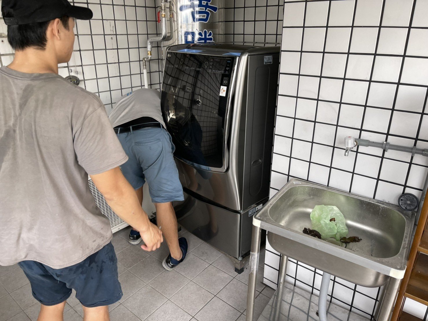 搬滾筒洗脫烘洗衣機【榮福搬家公司】搬洗衣機、精搬金庫、搬保險櫃、精搬魚缸、魚缸搬運、跨縣搬家、搬工派遣、搬洗衣機、搬床墊、搬冰箱、搬家具、搬家首選、吊掛搬運、吊家具搬運、新北搬家公司推薦、桃園搬家推薦、南港搬家、基隆搬家、台北搬家公司推薦:大台北搬家,精緻包裝搬運「細膩包裝、專業搬運、用心服務、以客為尊」是榮福搬家公司的宗旨與精神。歡迎立即來電02-2651-2727專人服務。 搬滾筒洗脫烘洗衣機【榮福搬家公司】搬洗衣機、精搬金庫、搬保險櫃、精搬魚缸、魚缸搬運、跨縣搬家、搬工派遣、搬洗衣機、搬床墊、搬冰箱、搬家具、搬家首選、吊掛搬運、吊家具搬運、新北搬家公司推薦、桃園搬家推薦、南港搬家、基隆搬家、台北搬家公司推薦:大台北搬家,精緻包裝搬運「細膩包裝、專業搬運、用心服務、以客為尊」是榮福搬家公司的宗旨與精神。歡迎立即來電02-2651-2727專人服務。