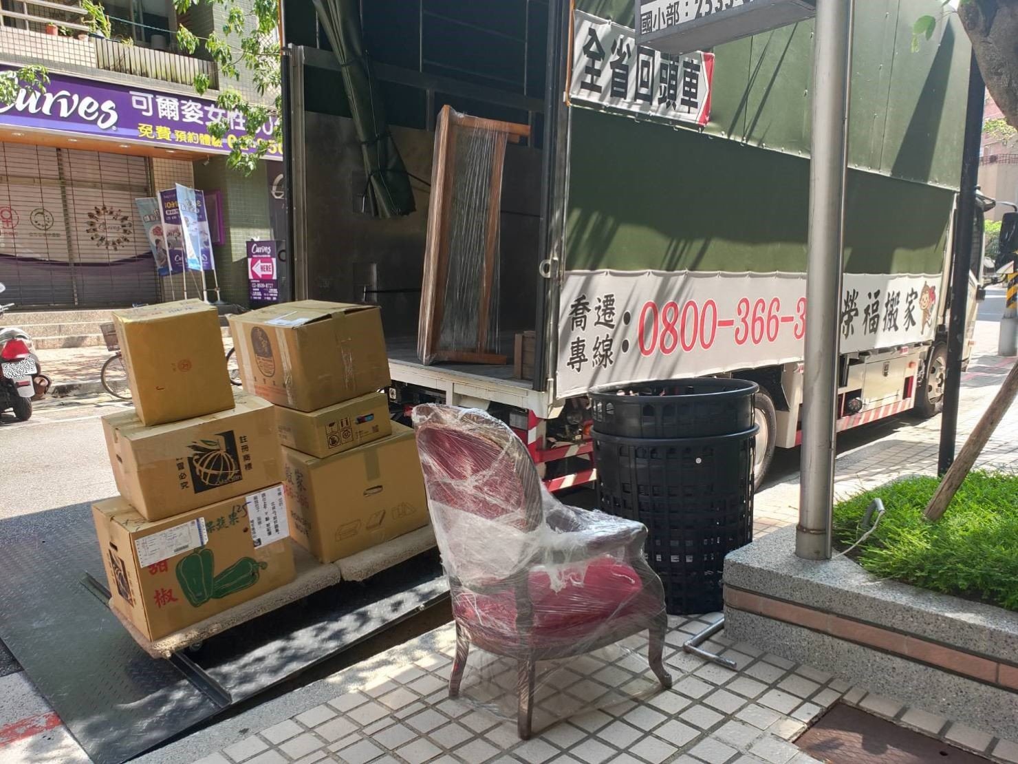 搬家公司【榮福搬家公司】拆裝家具、 搬家口碑第一、台北搬家:家具物件會先放置拖板上再運到大貨車的升降板上,再擺放到貨車裡固定。 搬家公司【榮福搬家公司】拆裝家具、 搬家口碑第一、台北搬家:家具物件會先放置拖板上再運到大貨車的升降板上,再擺放到貨車裡固定。