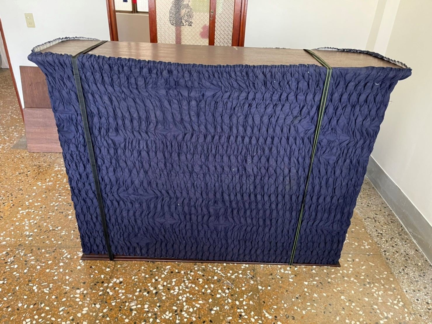 搬家公司推薦【榮福搬家】搬遷好品質值得您的信賴與選擇:搬大型玻璃上下櫥櫃-先將上層玻璃櫥櫃以伸縮布套包覆再繫上束帶,防止碰撞。 搬家公司推薦【榮福搬家】搬遷好品質值得您的信賴與選擇:搬大型玻璃上下櫥櫃-先將上層玻璃櫥櫃以伸縮布套包覆再繫上束帶,防止碰撞。