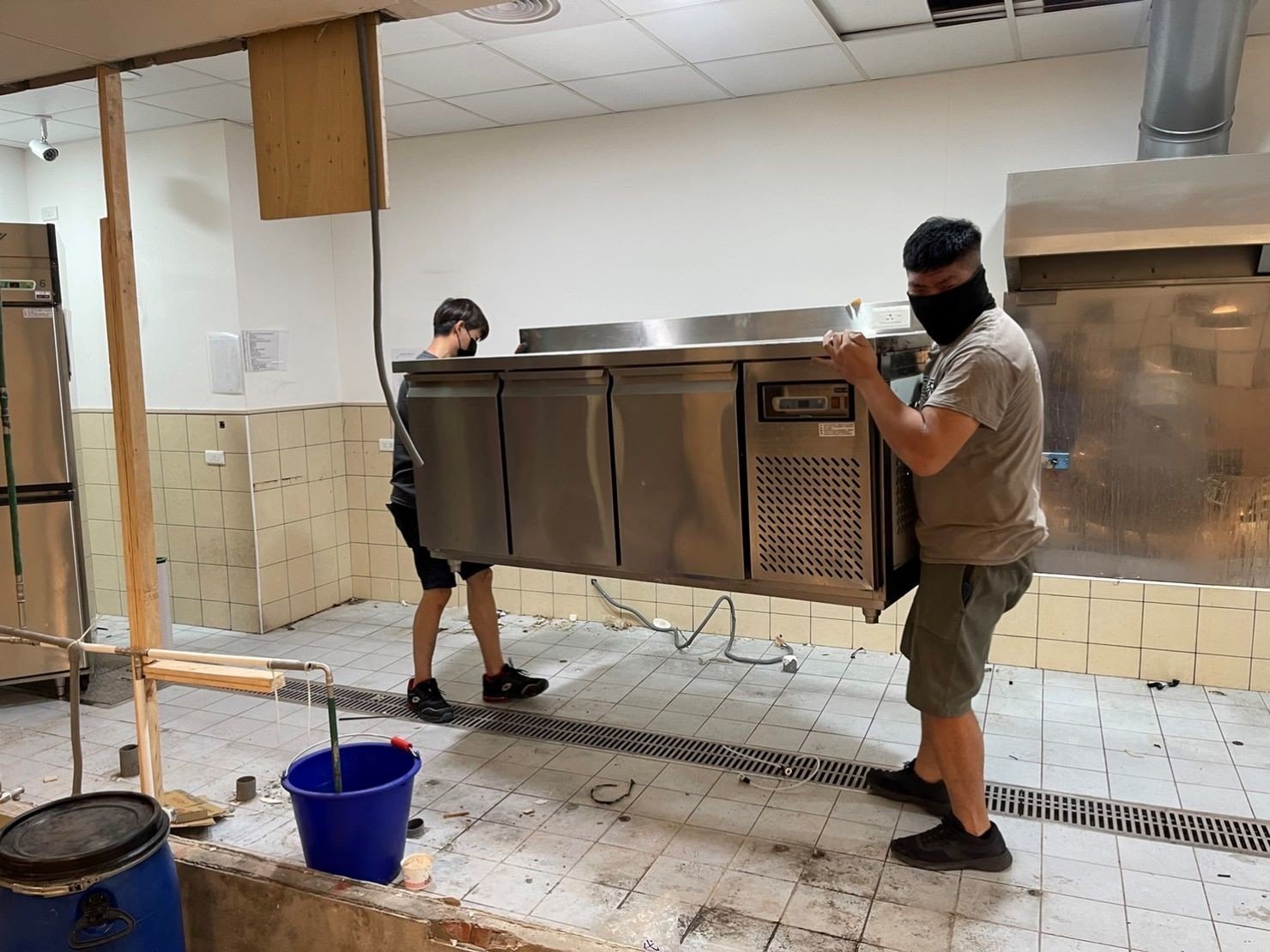 店面搬遷、搬家公司推薦、台北搬家推薦【榮福搬家公司】搬生財器具、搬冷凍櫃、搬冷藏冰箱、搬蛋糕櫃、搬冷藏工作臺、搬臥式冷凍櫃、搬工作檯、搬營業用蒸烤箱、南港搬家、桃園搬家公司推薦、新北搬家公司推薦、百貨公司進撤櫃、專櫃進撤櫃、企業搬運服務、搬公司行號、廠房遷移、公司行號搬遷、政府機關搬遷、百貨專櫃遷移、學校單位搬遷、大型設備搬遷、搬大型廚房設備、中央廚房搬遷、搬營業用冰箱、搬營業用製冰機、三層營業用烤箱搬運、搬工計時、搬工服務、人力搬運,針對顧客都秉持以用心實在專業搬家技巧,搬家實在用心值得您的信賴與選擇。歡迎來電咨詢02-2651-2727,榮福搬家有專員立即為您服務。 店面搬遷、搬家公司推薦、台北搬家推薦【榮福搬家公司】搬生財器具、搬冷凍櫃、搬冷藏冰箱、搬蛋糕櫃、搬冷藏工作臺、搬臥式冷凍櫃、搬工作檯、搬營業用蒸烤箱、南港搬家、桃園搬家公司推薦、新北搬家公司推薦、百貨公司進撤櫃、專櫃進撤櫃、企業搬運服務、搬公司行號、廠房遷移、公司行號搬遷、政府機關搬遷、百貨專櫃遷移、學校單位搬遷、大型設備搬遷、搬大型廚房設備、中央廚房搬遷、搬營業用冰箱、搬營業用製冰機、三層營業用烤箱搬運、搬工計時、搬工服務、人力搬運,針對顧客都秉持以用心實在專業搬家技巧,搬家實在用心值得您的信賴與選擇。歡迎來電咨詢02-2651-2727,榮福搬家有專員立即為您服務。