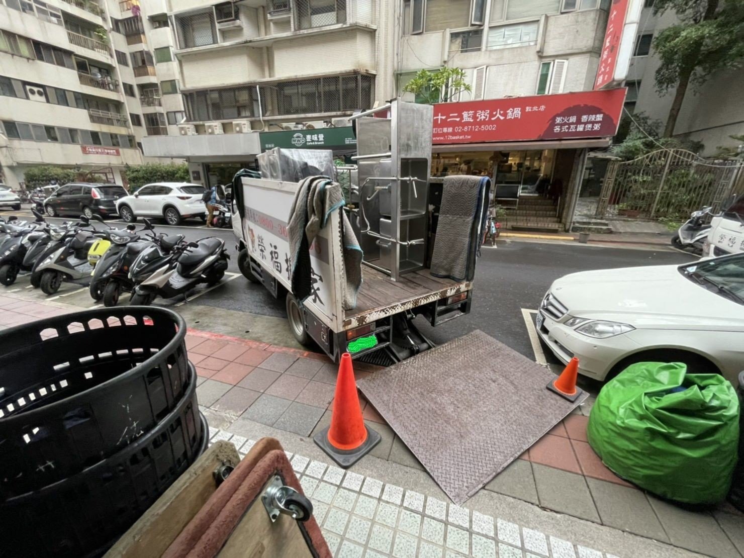 搬家公司推薦、台北搬家推薦【榮福搬家公司】南港搬家、桃園搬家公司推薦、新北搬家公司推薦、企業搬運服務、搬公司行號、廠房遷移、公司行號搬遷、政府機關搬遷、百貨專櫃遷移、學校單位搬遷、廚房設備搬運、搬冰箱、廚具搬運、重物搬運、精緻包裝、家庭搬家、搬鋼琴、搬工,針對顧客都秉持以用心實在專業搬家技巧,搬家實在用心值得您的信賴與選擇。歡迎來電咨詢02-2651-2727,榮福搬家有專員立即為您服務。 搬家公司推薦、台北搬家推薦【榮福搬家公司】南港搬家、桃園搬家公司推薦、新北搬家公司推薦、企業搬運服務、搬公司行號、廠房遷移、公司行號搬遷、政府機關搬遷、百貨專櫃遷移、學校單位搬遷、廚房設備搬運、搬冰箱、廚具搬運、重物搬運、精緻包裝、家庭搬家、搬鋼琴、搬工,針對顧客都秉持以用心實在專業搬家技巧,搬家實在用心值得您的信賴與選擇。歡迎來電咨詢02-2651-2727,榮福搬家有專員立即為您服務。