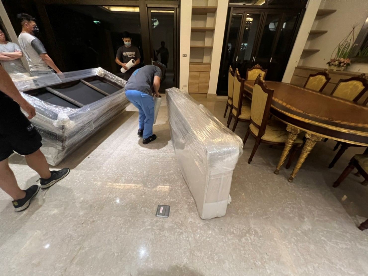 台北倉儲暫放精緻包裝∣南港倉儲暫放精緻包裝∣新北倉儲暫放精緻包裝∣雙北倉儲暫放精緻包裝∣汐止倉儲暫放精緻包裝∣中永和倉儲暫放精緻包裝∣板橋倉儲暫放精緻包裝∣五股倉儲暫放精緻包裝∣基隆倉儲暫放精緻包裝∣桃園倉儲暫放精緻包裝,精緻包裝搬運「細膩包裝、專業搬運、用心服務、以客為尊」是榮福搬家公司的宗旨與精神。歡迎立即來電02-2651-2727專人服務。 台北倉儲暫放精緻包裝∣南港倉儲暫放精緻包裝∣新北倉儲暫放精緻包裝∣雙北倉儲暫放精緻包裝∣汐止倉儲暫放精緻包裝∣中永和倉儲暫放精緻包裝∣板橋倉儲暫放精緻包裝∣五股倉儲暫放精緻包裝∣基隆倉儲暫放精緻包裝∣桃園倉儲暫放精緻包裝,精緻包裝搬運「細膩包裝、專業搬運、用心服務、以客為尊」是榮福搬家公司的宗旨與精神。歡迎立即來電02-2651-2727專人服務。