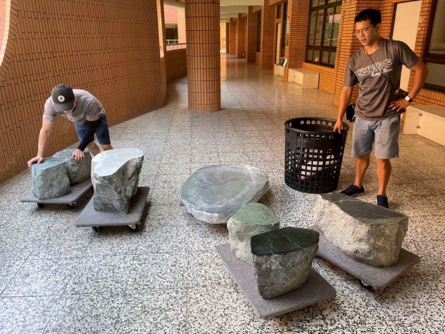 搬庭園造景設計景觀石桌椅【榮福搬家公司】石墩搬運、搬石桌椅、搬石頭桌椅、搬重物藝術品、搬家首選、吊掛搬運、吊家具搬運、特殊重物搬運、專搬重物、新北搬家推薦、搬家公司、基隆搬家、南港搬家、桃園搬家、板橋搬家、桃園搬家公司、台北搬家公司推薦、大台北搬家,各項搬家、搬運「細膩包裝、專業搬家及搬運、用心服務、以客為尊」是榮福搬家公司的宗旨與精神。歡迎立即來電02-2651-2727專人服務。 搬庭園造景設計景觀石桌椅【榮福搬家公司】石墩搬運、搬石桌椅、搬石頭桌椅、搬重物藝術品、搬家首選、吊掛搬運、吊家具搬運、特殊重物搬運、專搬重物、新北搬家推薦、搬家公司、基隆搬家、南港搬家、桃園搬家、板橋搬家、桃園搬家公司、台北搬家公司推薦、大台北搬家,各項搬家、搬運「細膩包裝、專業搬家及搬運、用心服務、以客為尊」是榮福搬家公司的宗旨與精神。歡迎立即來電02-2651-2727專人服務。