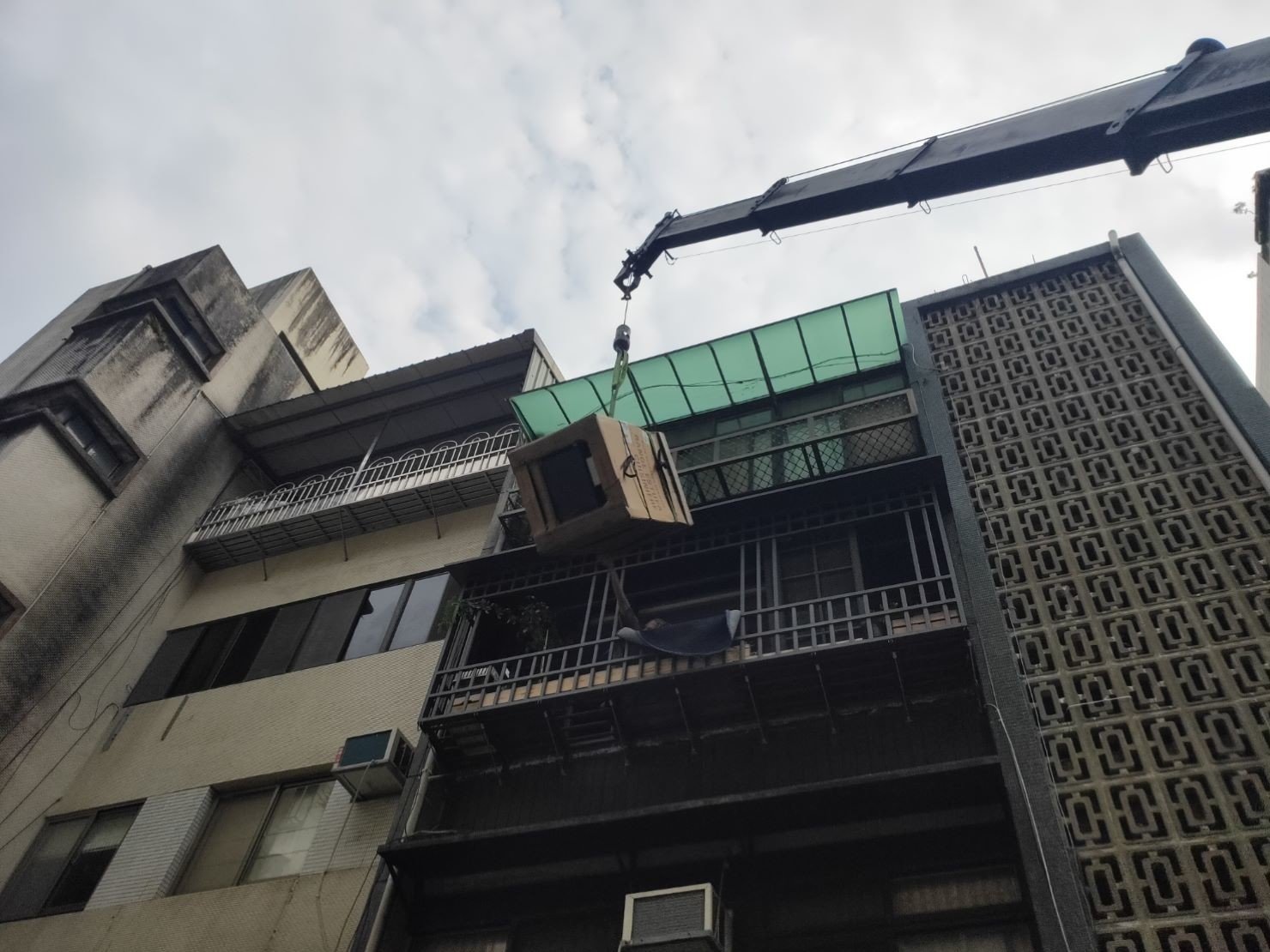 單件家具運送、單一物件搬運、搬重物【榮福搬家公司】石墩搬運、搬石頭桌椅、搬洗衣機、搬披薩窯、精搬金庫、搬保險櫃、精搬魚缸、精搬鋼琴、鋼琴搬運、搬平台式鋼琴、搬工派遣、醫療床搬運、醫療電動床搬運、搬雷射切割機、營業用冰箱搬運、大型家電搬運、搬家首選、吊車吊掛搬運、吊家具搬運、特殊重物搬運、專搬重物、新北搬家公司推薦、搬家公司、基隆搬家、南港搬家、桃園搬家公司推薦、台北搬家公司推薦:大台北搬家,精緻包裝搬運「細膩包裝、專業搬運、用心服務、以客為尊」是榮福搬家公司的宗旨與精神。歡迎立即來電02-2651-2727專人服務。 單件家具運送、單一物件搬運、搬重物【榮福搬家公司】石墩搬運、搬石頭桌椅、搬洗衣機、搬披薩窯、精搬金庫、搬保險櫃、精搬魚缸、精搬鋼琴、鋼琴搬運、搬平台式鋼琴、搬工派遣、醫療床搬運、醫療電動床搬運、搬雷射切割機、營業用冰箱搬運、大型家電搬運、搬家首選、吊車吊掛搬運、吊家具搬運、特殊重物搬運、專搬重物、新北搬家公司推薦、搬家公司、基隆搬家、南港搬家、桃園搬家公司推薦、台北搬家公司推薦:大台北搬家,精緻包裝搬運「細膩包裝、專業搬運、用心服務、以客為尊」是榮福搬家公司的宗旨與精神。歡迎立即來電02-2651-2727專人服務。