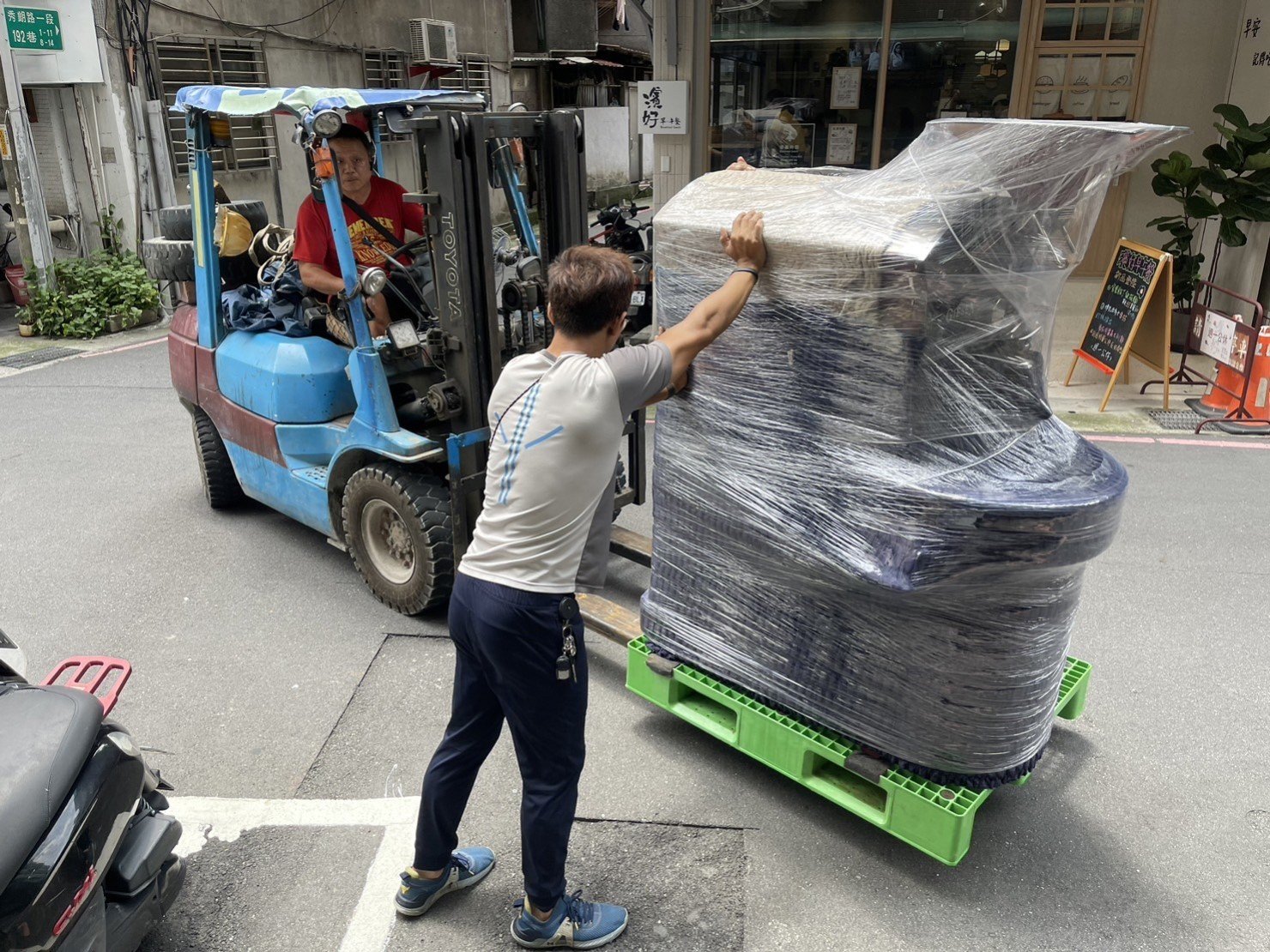 咖啡廠房商用烘豆機搬運、個人工作室烘豆機搬運、搬特殊重物商用烘豆機【榮福搬家】搬特殊重物落地型烘豆機、搬桌上型烘豆機、搬咖啡烘配去石機、搬咖啡烘焙剔石機、搬咖啡豆風選機、搬咖啡豆檢石機、搬咖啡豆選石機、營業用攪拌機搬運、營業用冰箱精緻包裝、營業用烤箱搬遷、麵包切割機、營業用冰箱搬遷、工作檯包裝,工作桌,台北搬家公司推薦:大台北搬家,精緻包裝搬運「細膩包裝、專業搬運、用心服務、以客為尊」是榮福搬家公司的宗旨與精神。歡迎立即來電02-2651-2727專人服務。 咖啡廠房商用烘豆機搬運、個人工作室烘豆機搬運、搬特殊重物商用烘豆機【榮福搬家】搬特殊重物落地型烘豆機、搬桌上型烘豆機、搬咖啡烘配去石機、搬咖啡烘焙剔石機、搬咖啡豆風選機、搬咖啡豆檢石機、搬咖啡豆選石機、營業用攪拌機搬運、營業用冰箱精緻包裝、營業用烤箱搬遷、麵包切割機、營業用冰箱搬遷、工作檯包裝,工作桌,台北搬家公司推薦:大台北搬家,精緻包裝搬運「細膩包裝、專業搬運、用心服務、以客為尊」是榮福搬家公司的宗旨與精神。歡迎立即來電02-2651-2727專人服務。