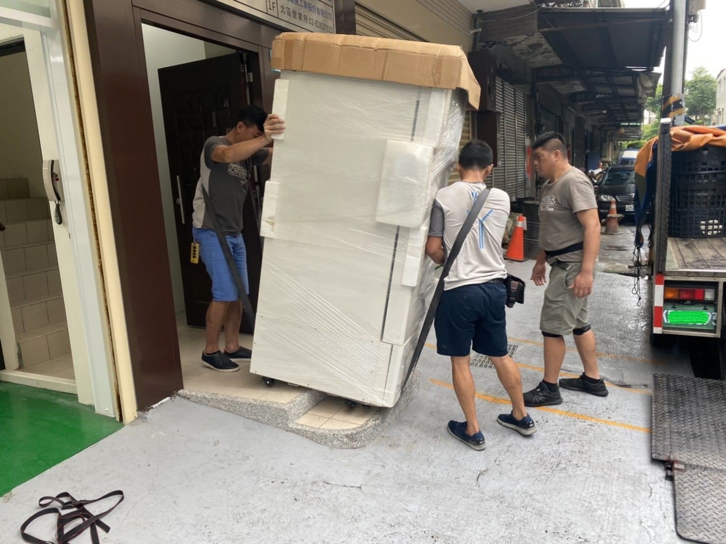 實驗室設備搬遷、搬生醫設備、搬重物【榮福搬家公司】實驗室遷移、搬冷凍櫃、搬-86度立式超低溫冰箱、搬直立式冷凍櫃、大型廚房設備搬運、搬機械設備、精密儀器、醫療器材搬運、搬洗衣機、搬披薩窯、精搬金庫、搬保險櫃、精搬魚缸、精搬鋼琴、跨縣市搬家、搬工計時、人力搬運、搬運、大型健身器材搬運、搬大型運動設備、搬營業用冰箱、搬臥式工作檯冰箱、烤箱搬運、搬營業用製冰機、店面搬遷、廠房遷移、企業搬運服務、搬家首選、吊掛搬運、吊家具搬運、特殊重物搬運、專搬重物、新北搬家推薦、搬家公司、基隆搬家、南港搬家、桃園搬家公司、台北搬家公司推薦:大台北搬家,精緻包裝搬運「細膩包裝、專業搬運、用心服務、以客為尊」是榮福搬家公司的宗旨與精神。歡迎立即來電02-2651-2727專人服務。 實驗室設備搬遷、搬生醫設備、搬重物【榮福搬家公司】實驗室遷移、搬冷凍櫃、搬-86度立式超低溫冰箱、搬直立式冷凍櫃、大型廚房設備搬運、搬機械設備、精密儀器、醫療器材搬運、搬洗衣機、搬披薩窯、精搬金庫、搬保險櫃、精搬魚缸、精搬鋼琴、跨縣市搬家、搬工計時、人力搬運、搬運、大型健身器材搬運、搬大型運動設備、搬營業用冰箱、搬臥式工作檯冰箱、烤箱搬運、搬營業用製冰機、店面搬遷、廠房遷移、企業搬運服務、搬家首選、吊掛搬運、吊家具搬運、特殊重物搬運、專搬重物、新北搬家推薦、搬家公司、基隆搬家、南港搬家、桃園搬家公司、台北搬家公司推薦:大台北搬家,精緻包裝搬運「細膩包裝、專業搬運、用心服務、以客為尊」是榮福搬家公司的宗旨與精神。歡迎立即來電02-2651-2727專人服務。