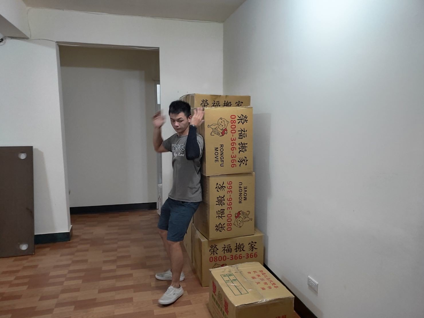 搬家公司推薦【榮福搬家公司】精搬魚缸、跨縣搬家、搬冰箱、搬家具、搬家首選、吊掛搬運、吊家具搬運、台北搬家公司推薦:大台北搬家,精緻包裝搬運「細膩包裝、專業搬運、用心服務、以客為尊」是榮福搬家公司的宗旨與精神。歡迎立即來電02-2651-2727專人服務。 搬家公司推薦【榮福搬家公司】精搬魚缸、跨縣搬家、搬冰箱、搬家具、搬家首選、吊掛搬運、吊家具搬運、台北搬家公司推薦:大台北搬家,精緻包裝搬運「細膩包裝、專業搬運、用心服務、以客為尊」是榮福搬家公司的宗旨與精神。歡迎立即來電02-2651-2727專人服務。