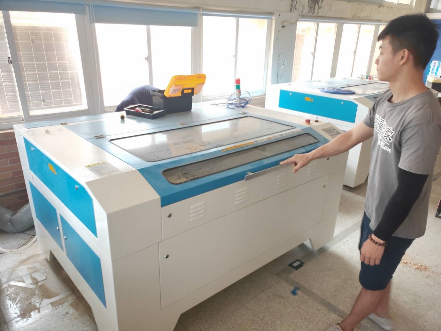 搬機台【榮福搬家貨運有限公司】搬切割機、搬重物、台北搬家:雷射切割機遷移定位完成 搬機台【榮福搬家貨運有限公司】搬切割機、搬重物、台北搬家:雷射切割機遷移定位完成