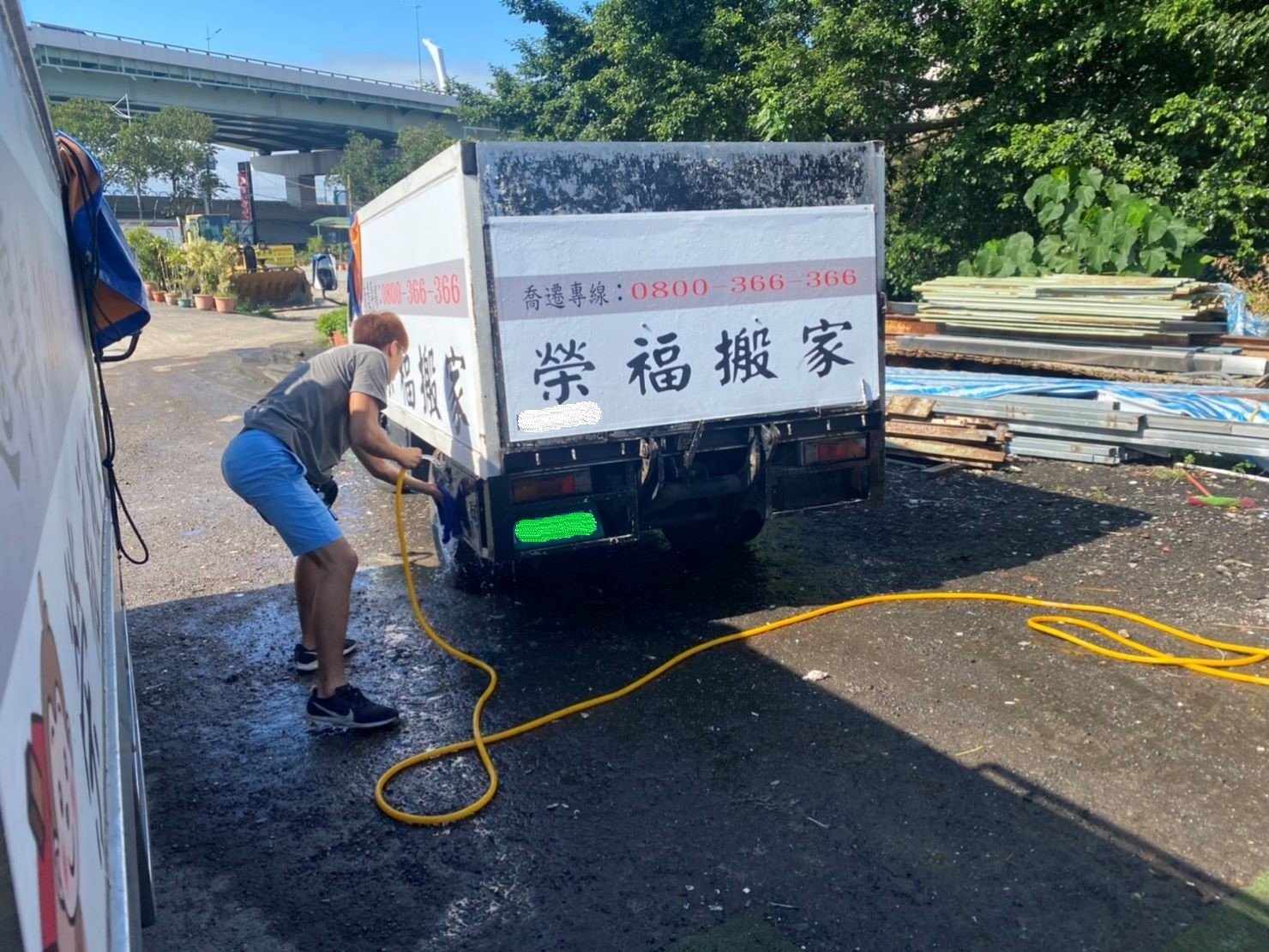 搬家推薦【榮福搬家】搬家口碑第一、台北搬家、新北搬家:廢棄物處理清運完畢後,榮福搬家師傅會將搬家貨車清洗乾淨。 搬家推薦【榮福搬家】搬家口碑第一、台北搬家、新北搬家:廢棄物處理清運完畢後,榮福搬家師傅會將搬家貨車清洗乾淨。