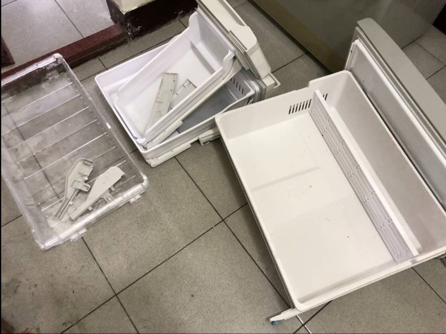 冰箱搬運【榮福搬家】專業服務值得您的選擇：冰箱拆卸，防止活動櫃滑落