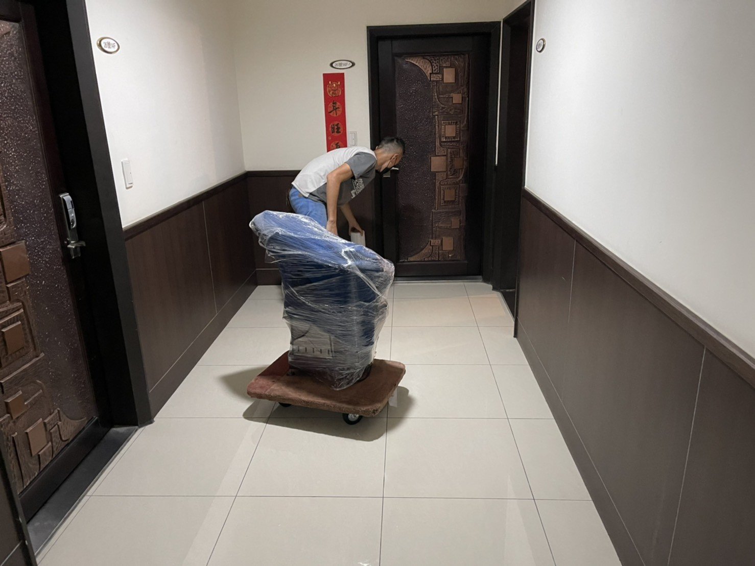 只需搬一件家具?搬運單一生財器具、營業用冰箱、【榮福搬家】餐飲集團撤櫃、百貨撤櫃、百貨餐飲撤櫃、撤櫃暫放倉儲、餐飲設備暫放倉儲、三門工作台冰箱、桌上型烘豆機、餐飲工作檯、營業用冰箱精緻包裝、營業用冰箱暫放倉儲、中島展示櫃精緻包裝、工作檯包裝,工作桌、長桌吧檯,台北搬家公司推薦:大台北搬家,精緻包裝搬運「細膩包裝、專業搬運、用心服務、以客為尊」是榮福搬家公司的宗旨與精神。歡迎立即來電02-2651-2727專人服務。 只需搬一件家具?搬運單一生財器具、營業用冰箱、【榮福搬家】餐飲集團撤櫃、百貨撤櫃、百貨餐飲撤櫃、撤櫃暫放倉儲、餐飲設備暫放倉儲、三門工作台冰箱、桌上型烘豆機、餐飲工作檯、營業用冰箱精緻包裝、營業用冰箱暫放倉儲、中島展示櫃精緻包裝、工作檯包裝,工作桌、長桌吧檯,台北搬家公司推薦:大台北搬家,精緻包裝搬運「細膩包裝、專業搬運、用心服務、以客為尊」是榮福搬家公司的宗旨與精神。歡迎立即來電02-2651-2727專人服務。