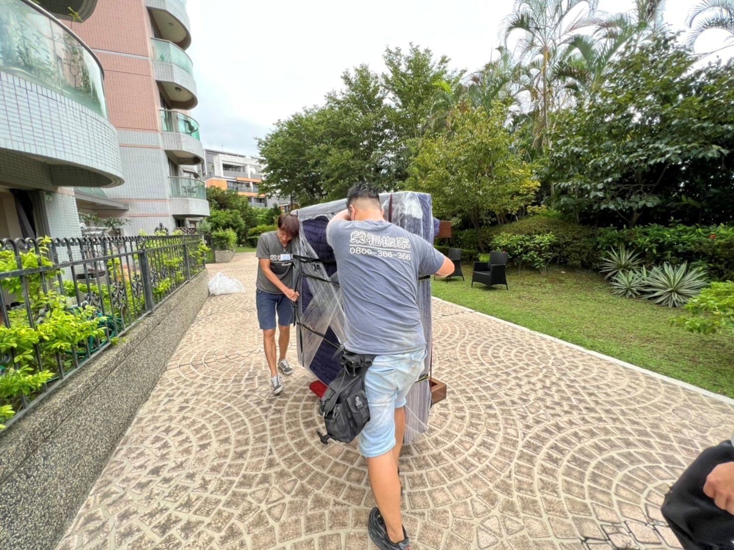 台北搬家吊掛搬運∣南港搬家吊掛搬運∣新北搬家吊掛搬運∣雙北搬家吊掛搬運∣汐止搬家吊掛搬運∣五股搬家吊掛搬運∣中永和搬家吊掛搬運∣板橋搬家吊掛搬運∣桃園搬家吊掛搬運推薦【榮福搬家】屬專業搬家細膩運唯一首選,累積20年各式各樣特殊重物的搬運經驗,專業敏捷快速完成您的各項搬運任務。榮福搬家具備精緻包裝搬運「細膩包裝、專業搬運、用心服務、以客為尊」是榮福搬家公司的宗旨與精神。歡迎立即來電02-2651-2727專人服務。 台北搬家吊掛搬運∣南港搬家吊掛搬運∣新北搬家吊掛搬運∣雙北搬家吊掛搬運∣汐止搬家吊掛搬運∣五股搬家吊掛搬運∣中永和搬家吊掛搬運∣板橋搬家吊掛搬運∣桃園搬家吊掛搬運推薦【榮福搬家】屬專業搬家細膩運唯一首選,累積20年各式各樣特殊重物的搬運經驗,專業敏捷快速完成您的各項搬運任務。榮福搬家具備精緻包裝搬運「細膩包裝、專業搬運、用心服務、以客為尊」是榮福搬家公司的宗旨與精神。歡迎立即來電02-2651-2727專人服務。