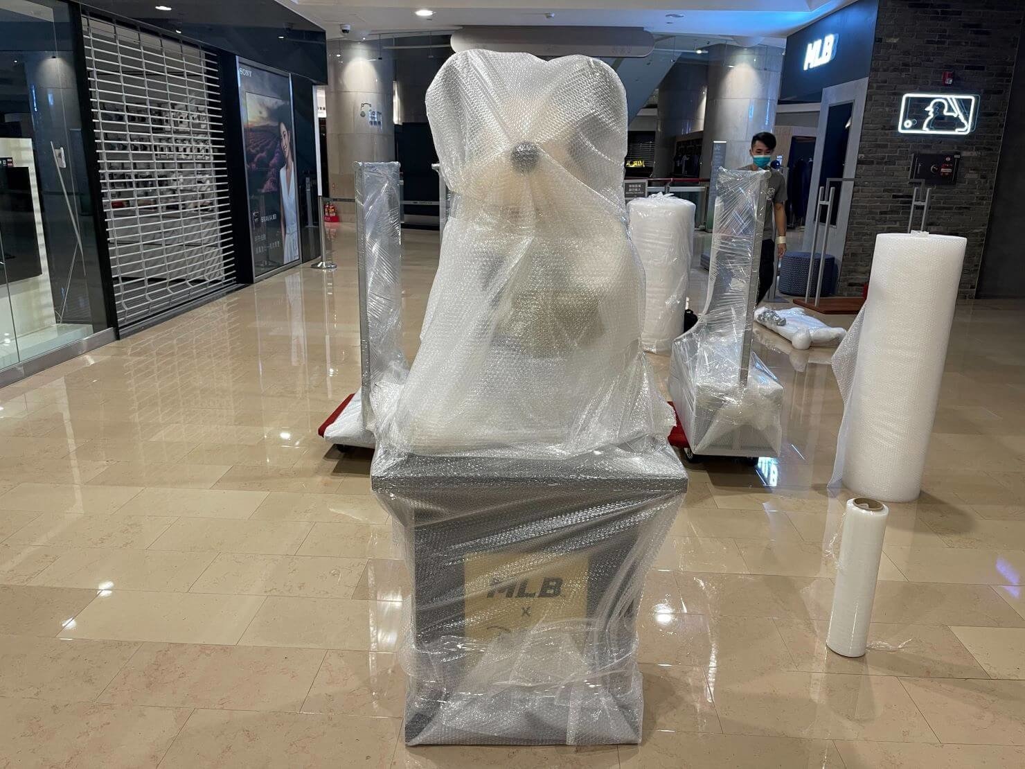 【榮福搬家】百貨倉儲暫放精緻包裝、百貨撤櫃、展示架搬運、中島雙排架搬運、服裝店展示架搬運、落地是掛衣架搬運,服飾店模特兒搬運、品牌大型公仔搬運、海外公仔搬運、公仔精緻包裝、模型精緻包裝,台北搬家公司推薦:大台北搬家,精緻包裝搬運「細膩包裝、專業搬運、用心服務、以客為尊」是榮福搬家公司的宗旨與精神。歡迎立即來電02-2651-2727專人服務。 【榮福搬家】百貨倉儲暫放精緻包裝、百貨撤櫃、展示架搬運、中島雙排架搬運、服裝店展示架搬運、落地是掛衣架搬運,服飾店模特兒搬運、品牌大型公仔搬運、海外公仔搬運、公仔精緻包裝、模型精緻包裝,台北搬家公司推薦:大台北搬家,精緻包裝搬運「細膩包裝、專業搬運、用心服務、以客為尊」是榮福搬家公司的宗旨與精神。歡迎立即來電02-2651-2727專人服務。