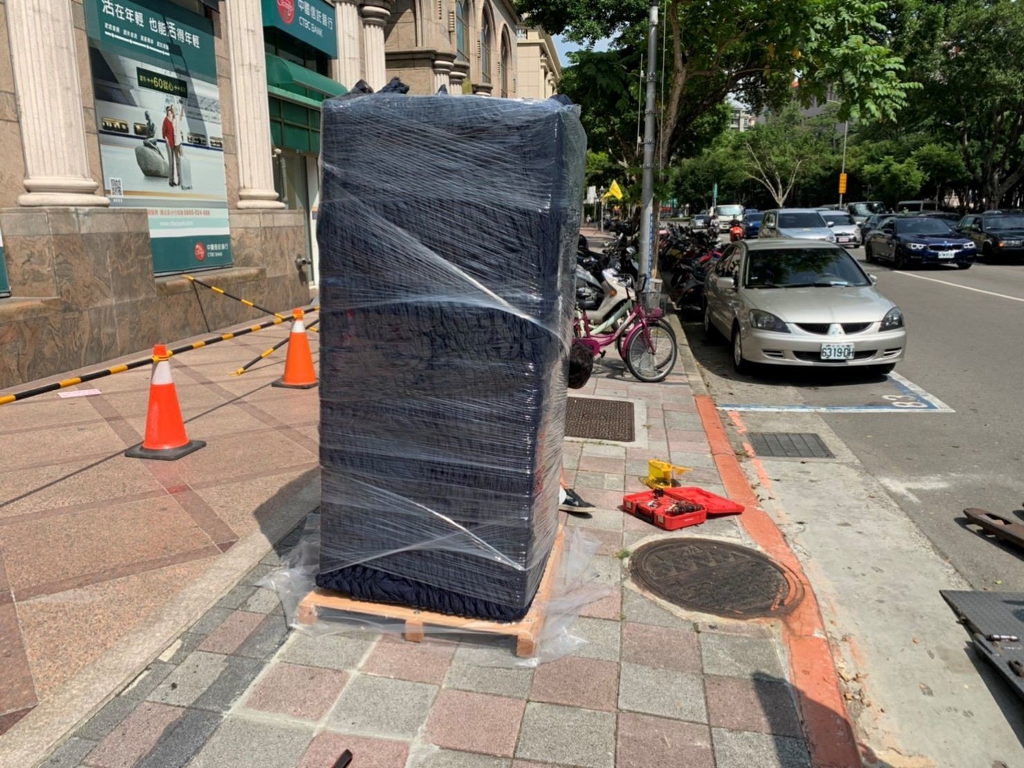 【榮福搬家公司】優質搬家、台北搬家、新北搬家推薦：重物搬運重達200公斤以上的研究室實驗用負30度冰箱搬運，包裝搬運「細膩包裝、專業搬運、用心服務、以客為尊」是榮福搬家公司的宗旨與精神。歡迎立即來電02-2651-2727專人服務。