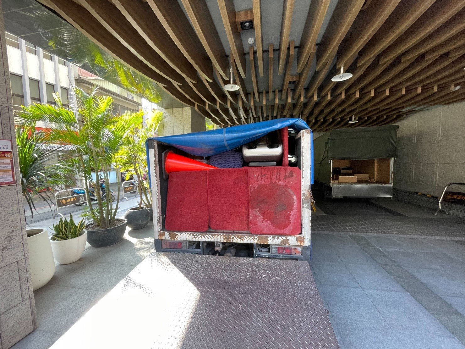 台北套房搬家|新北套房搬家|南港套房搬家|汐止套房搬家|雙北套房搬家|三重蘆洲套房搬家|五股套房搬家|林口套房搬家|小資族搬家|一房一廳套房搬家|雙人床架拆組裝|洗衣機搬運|沙發搬運|書桌搬運|餐桌搬運,搬家公司推薦【榮福搬家公司】屬於專業搬家精緻服務搬運以「細膩安全專業搬運、用心服務、以客為尊」之宗旨與精神搬運服務客戶,歡迎來電02-2651-2727專人服務。 台北套房搬家|新北套房搬家|南港套房搬家|汐止套房搬家|雙北套房搬家|三重蘆洲套房搬家|五股套房搬家|林口套房搬家|小資族搬家|一房一廳套房搬家|雙人床架拆組裝|洗衣機搬運|沙發搬運|書桌搬運|餐桌搬運,搬家公司推薦【榮福搬家公司】屬於專業搬家精緻服務搬運以「細膩安全專業搬運、用心服務、以客為尊」之宗旨與精神搬運服務客戶,歡迎來電02-2651-2727專人服務。