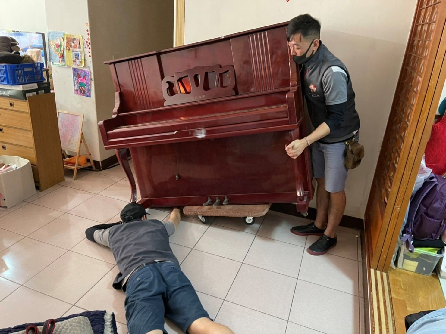 重物搬運【榮福搬家公司】搬鋼琴首選、搬鋼琴達人、搬洗衣機、搬披薩窯、精搬金庫、搬保險櫃、精搬魚缸、精搬鋼琴、跨縣搬家、鋼琴運送、搬運、搬床墊、搬冰箱、大型家具搬運、搬家首選、吊掛搬運、吊家具搬運、特殊重物搬運、專搬重物、新北搬家推薦、搬家公司、基隆搬家、南港搬家、桃園搬家公司、台北搬家公司推薦:大台北搬家,精緻包裝搬運「細膩包裝、專業搬運、用心服務、以客為尊」是榮福搬家公司的宗旨與精神。歡迎立即來電02-2651-2727專人服務。直立式鋼琴細膩的防護措施、專業的搬運,新北搬家公司推薦、鋼琴搬運好評推薦,專搬鋼琴的榮福搬家公司。 重物搬運【榮福搬家公司】搬鋼琴首選、搬鋼琴達人、搬洗衣機、搬披薩窯、精搬金庫、搬保險櫃、精搬魚缸、精搬鋼琴、跨縣搬家、鋼琴運送、搬運、搬床墊、搬冰箱、大型家具搬運、搬家首選、吊掛搬運、吊家具搬運、特殊重物搬運、專搬重物、新北搬家推薦、搬家公司、基隆搬家、南港搬家、桃園搬家公司、台北搬家公司推薦:大台北搬家,精緻包裝搬運「細膩包裝、專業搬運、用心服務、以客為尊」是榮福搬家公司的宗旨與精神。歡迎立即來電02-2651-2727專人服務。直立式鋼琴細膩的防護措施、專業的搬運,新北搬家公司推薦、鋼琴搬運好評推薦,專搬鋼琴的榮福搬家公司。