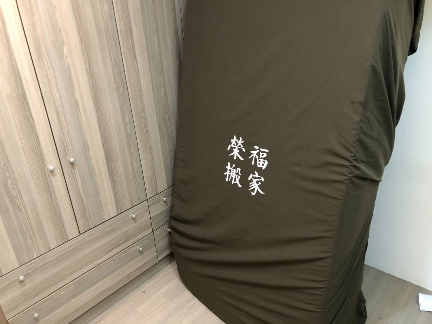 搬家公司推薦【榮福搬家公司】精搬魚缸、跨縣搬家、搬床墊、搬冰箱、搬家具、搬家首選、吊掛搬運、吊家具搬運、台北搬家公司推薦:大台北搬家,精緻包裝搬運「細膩包裝、專業搬運、用心服務、以客為尊」是榮福搬家公司的宗旨與精神。歡迎立即來電02-2651-2727專人服務。 搬家公司推薦【榮福搬家公司】精搬魚缸、跨縣搬家、搬床墊、搬冰箱、搬家具、搬家首選、吊掛搬運、吊家具搬運、台北搬家公司推薦:大台北搬家,精緻包裝搬運「細膩包裝、專業搬運、用心服務、以客為尊」是榮福搬家公司的宗旨與精神。歡迎立即來電02-2651-2727專人服務。