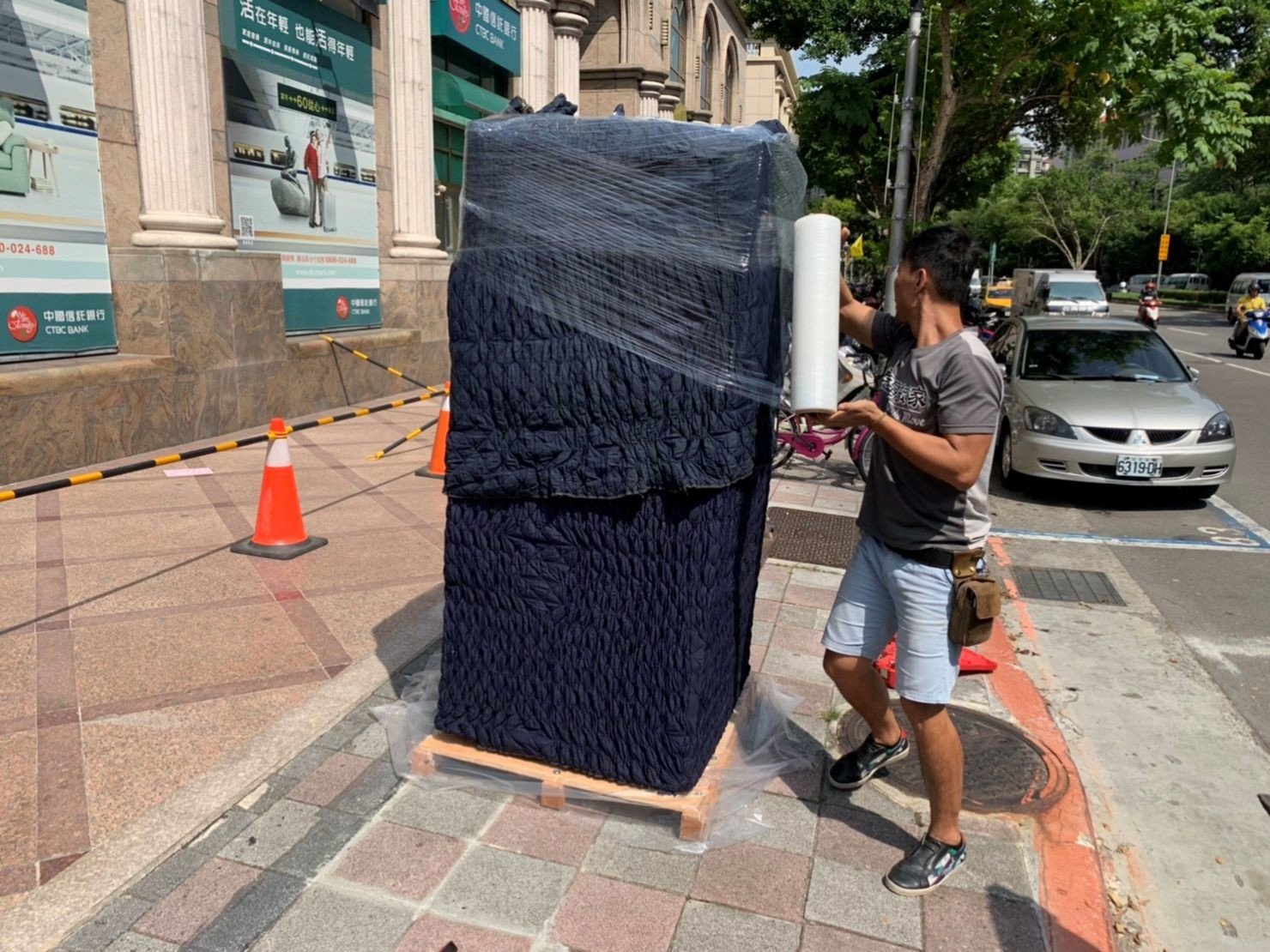 【榮福搬家公司】口碑第一、台北搬家推薦：重物搬運重達200公斤以上的研究室實驗用負30度冰箱搬運，包裝搬運「細膩包裝、專業搬運、用心服務、以客為尊」是榮福搬家公司的宗旨與精神。歡迎立即來電02-2651-2727專人服務。