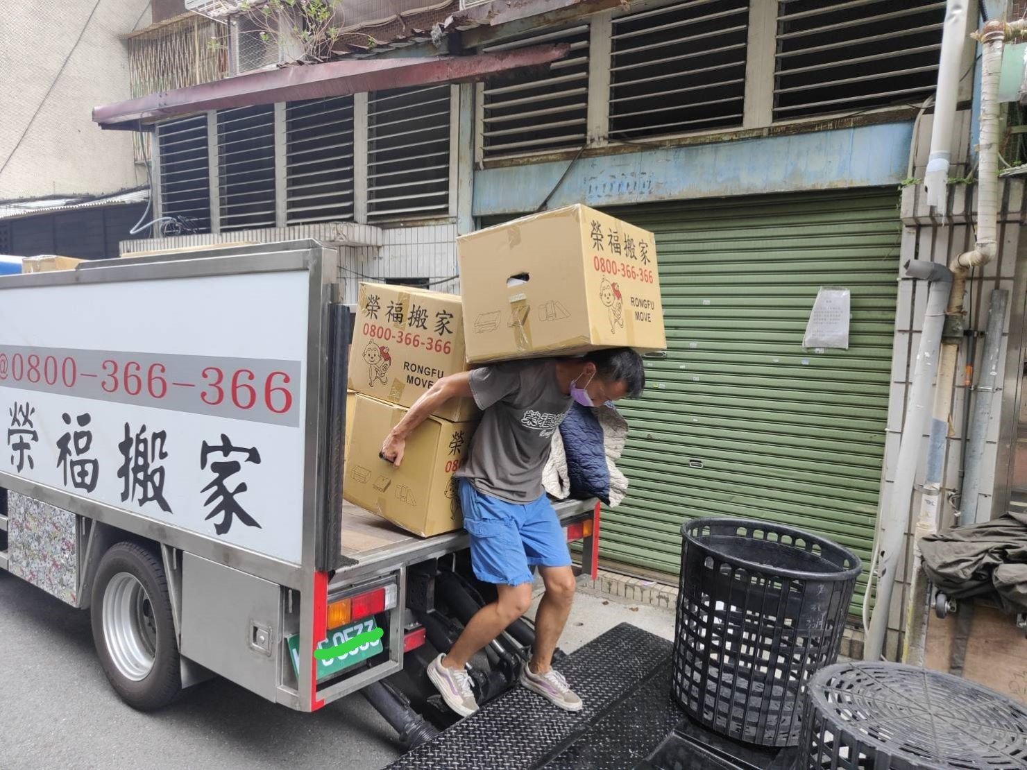 家公司推薦、新北搬家推薦【榮福搬家公司】南港搬家、桃園搬家公司推薦、台北搬家公司推薦、大型家具搬運、搬家具、冰箱搬運、基隆搬家、搬家電、大型家電搬運、床墊搬運、搬家車、家庭搬家、搬工、搬運、搬家紙箱、跨縣市搬家、單件家具運送、搬家估價、搬家首選,搬家達人,吊掛搬運、吊家具搬運、台北搬家公司推薦:大台北搬家,精緻包裝搬運「細膩包裝、專業搬運、用心服務、以客為尊」是榮福搬家公司的宗旨與精神。歡迎立即來電02-2651-2727專人服務。 家公司推薦、新北搬家推薦【榮福搬家公司】南港搬家、桃園搬家公司推薦、台北搬家公司推薦、大型家具搬運、搬家具、冰箱搬運、基隆搬家、搬家電、大型家電搬運、床墊搬運、搬家車、家庭搬家、搬工、搬運、搬家紙箱、跨縣市搬家、單件家具運送、搬家估價、搬家首選,搬家達人,吊掛搬運、吊家具搬運、台北搬家公司推薦:大台北搬家,精緻包裝搬運「細膩包裝、專業搬運、用心服務、以客為尊」是榮福搬家公司的宗旨與精神。歡迎立即來電02-2651-2727專人服務。